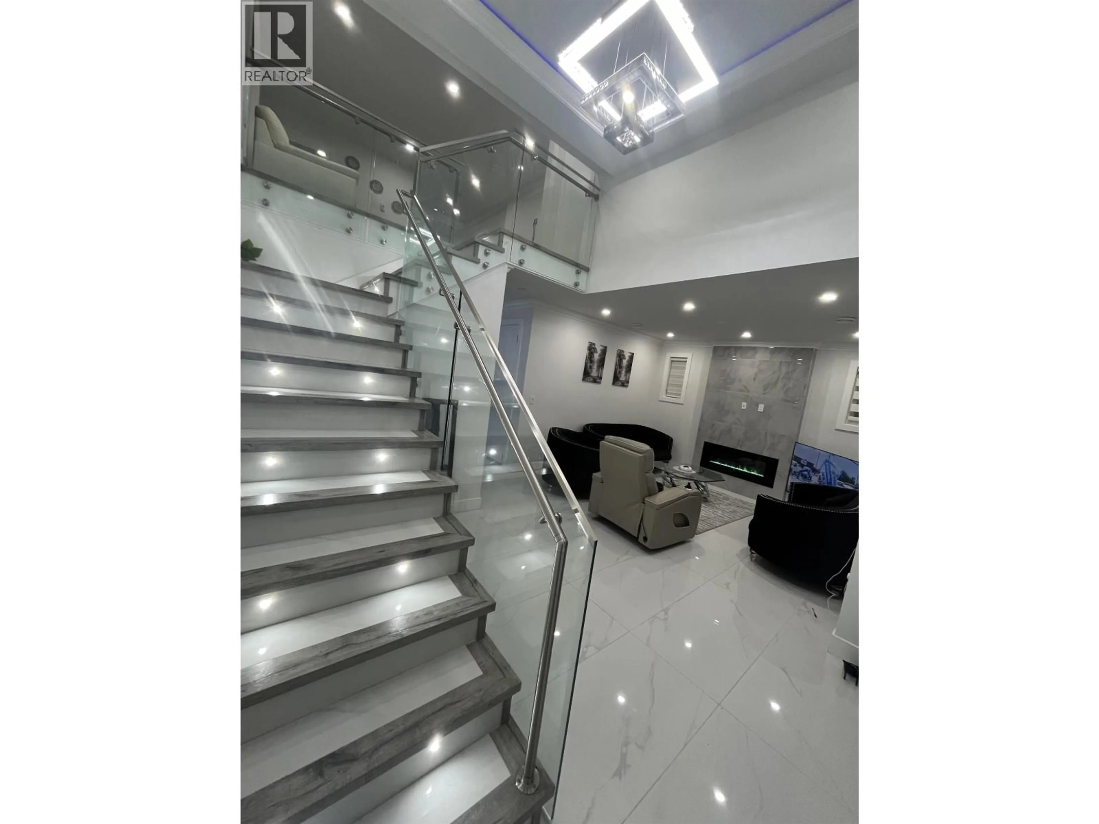 Indoor foyer for 1006 SALTER STREET, New Westminster British Columbia V3M5A6