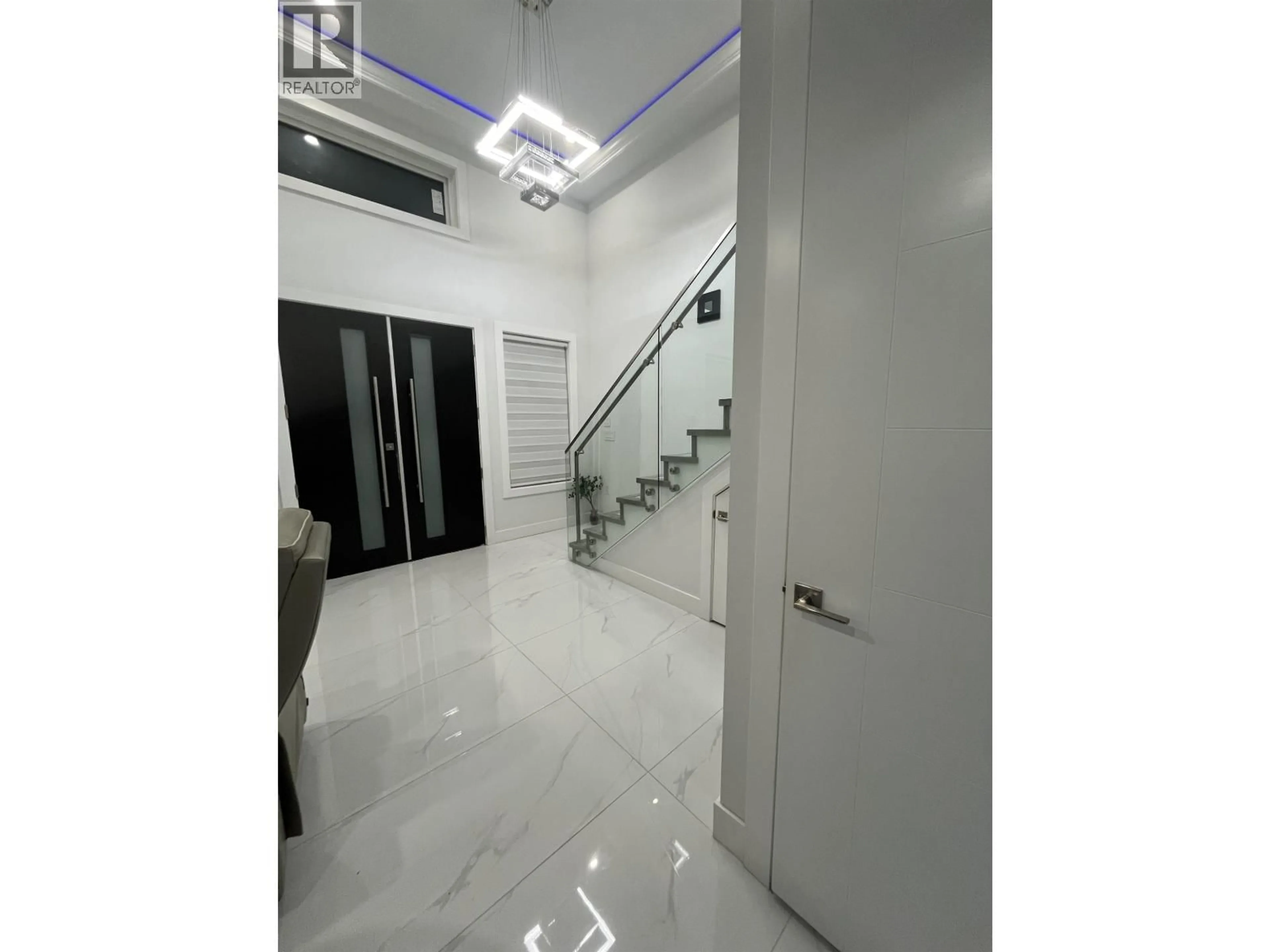 Indoor foyer for 1006 SALTER STREET, New Westminster British Columbia V3M5A6