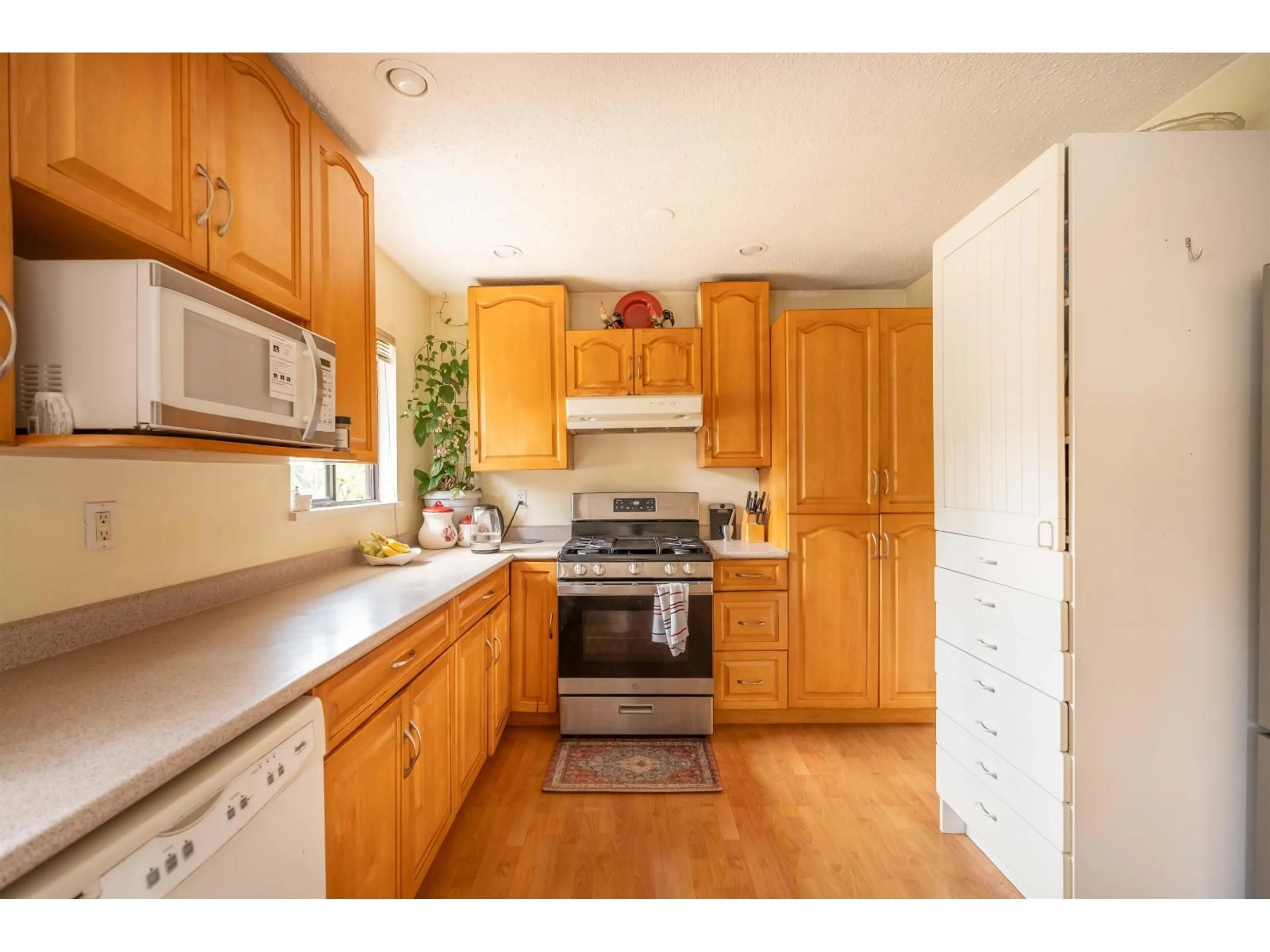 Standard kitchen, wood/laminate floor for 13389 CRESTVIEW DRIVE, Surrey British Columbia V3R6V3