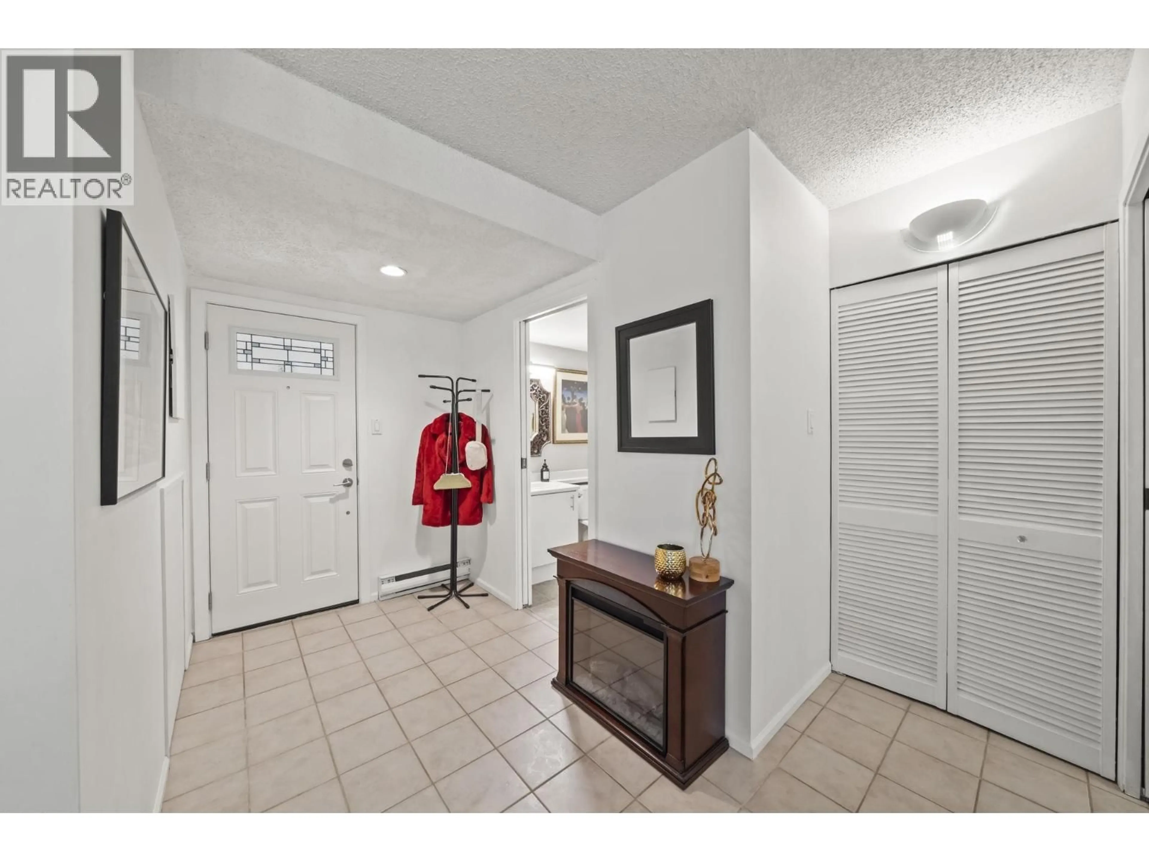 Indoor entryway for 30 - 9101 FOREST GROVE DRIVE, Burnaby British Columbia V5A3Z5