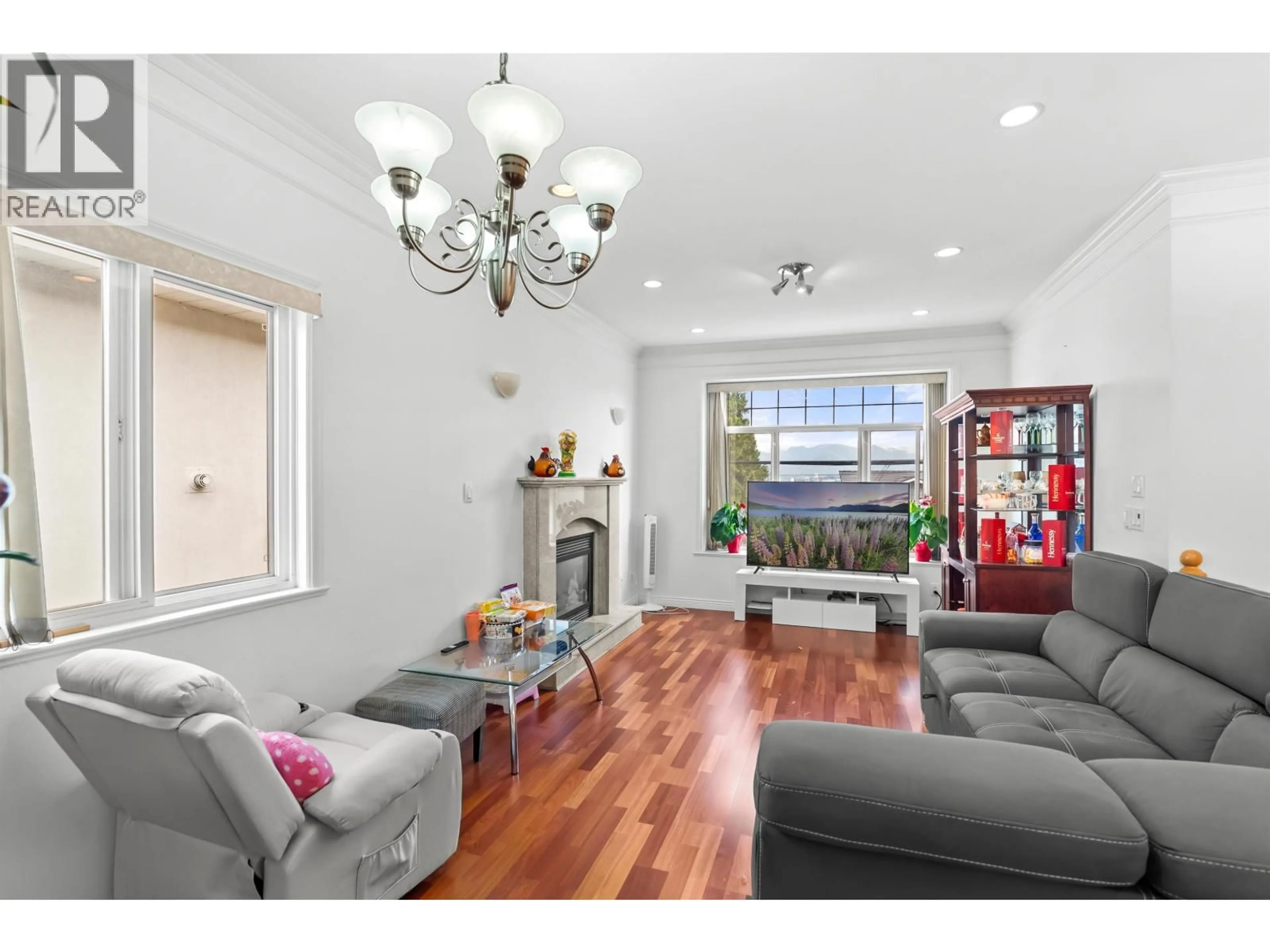 Living room with furniture, wood/laminate floor for 3796 PRICE STREET, Burnaby British Columbia V5G2K8
