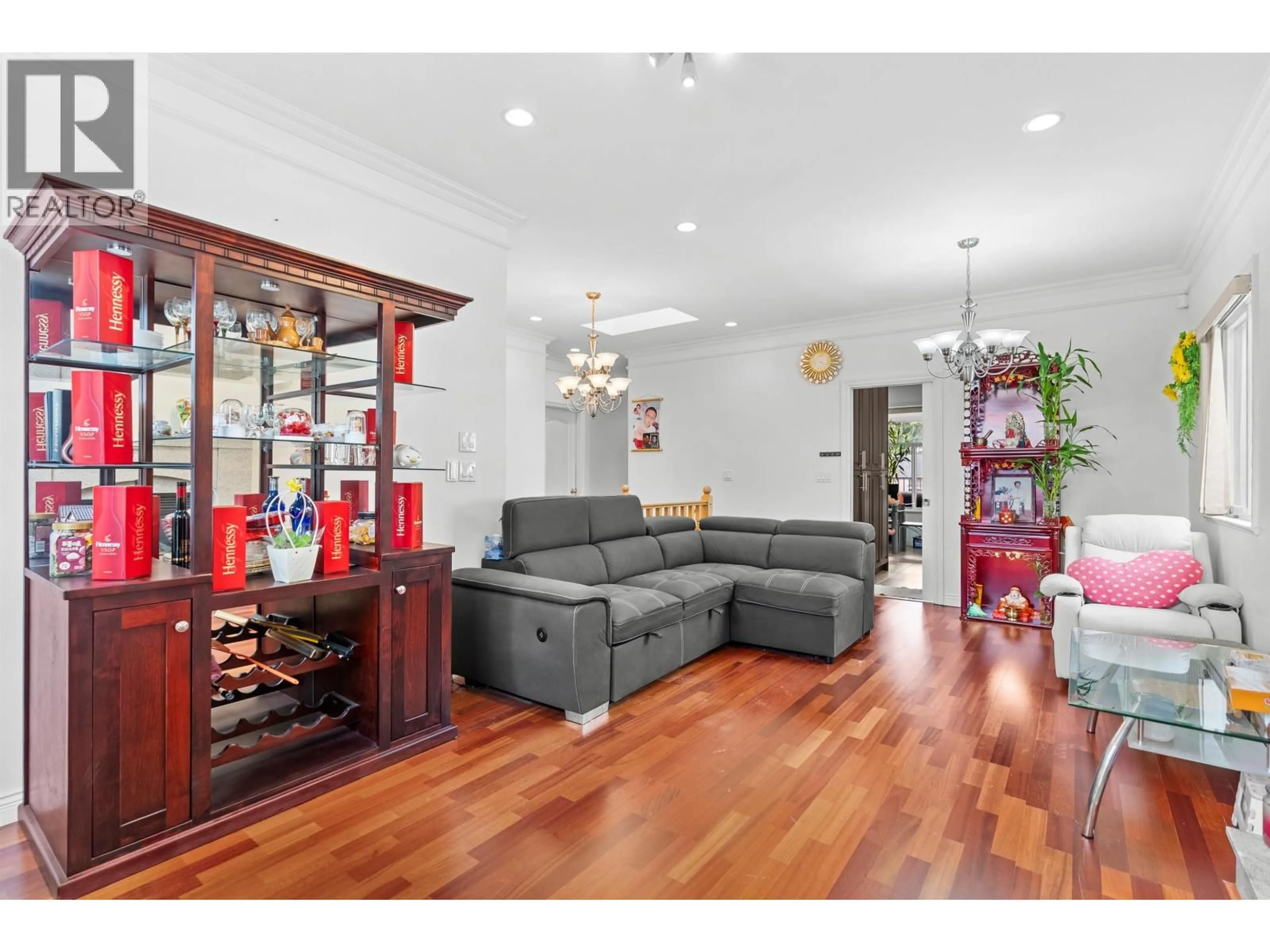 Living room with furniture, wood/laminate floor for 3796 PRICE STREET, Burnaby British Columbia V5G2K8