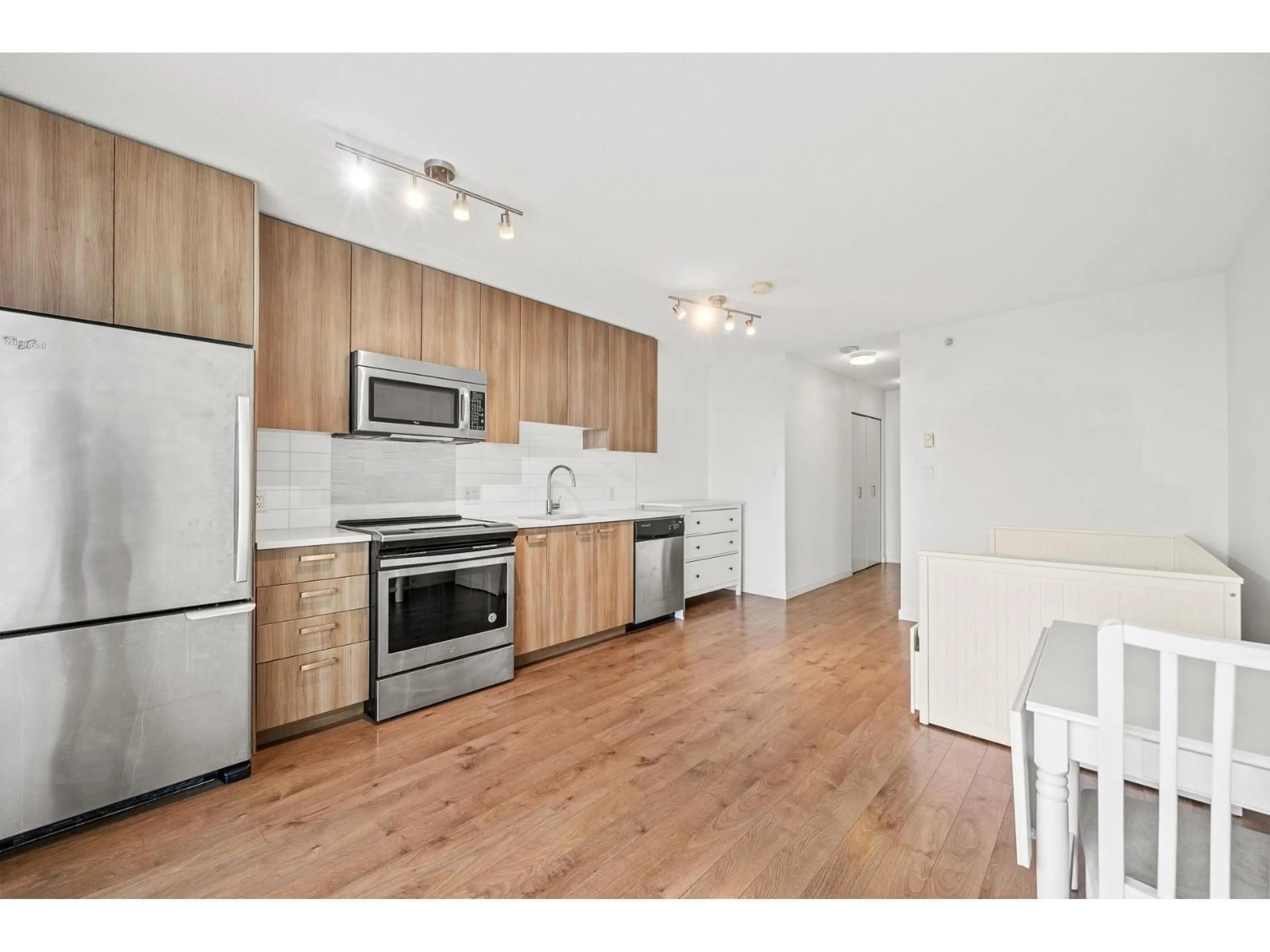 Standard kitchen, wood/laminate floor for 2511 - 13325 102A AVENUE, Surrey British Columbia V3T0J5