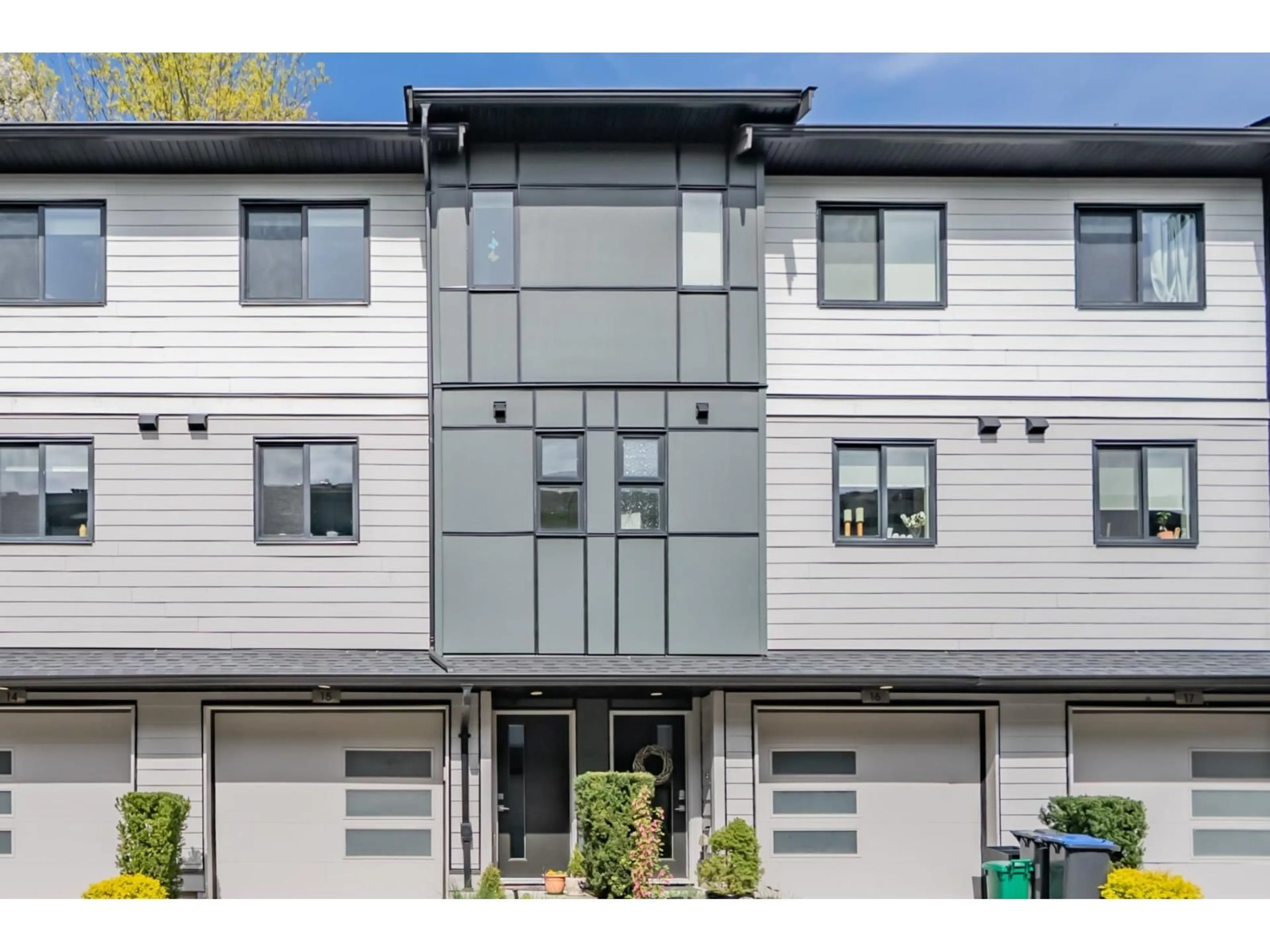 Home with vinyl exterior material, street for 15 - 34825 DELAIR ROAD, Abbotsford British Columbia V2S0J7