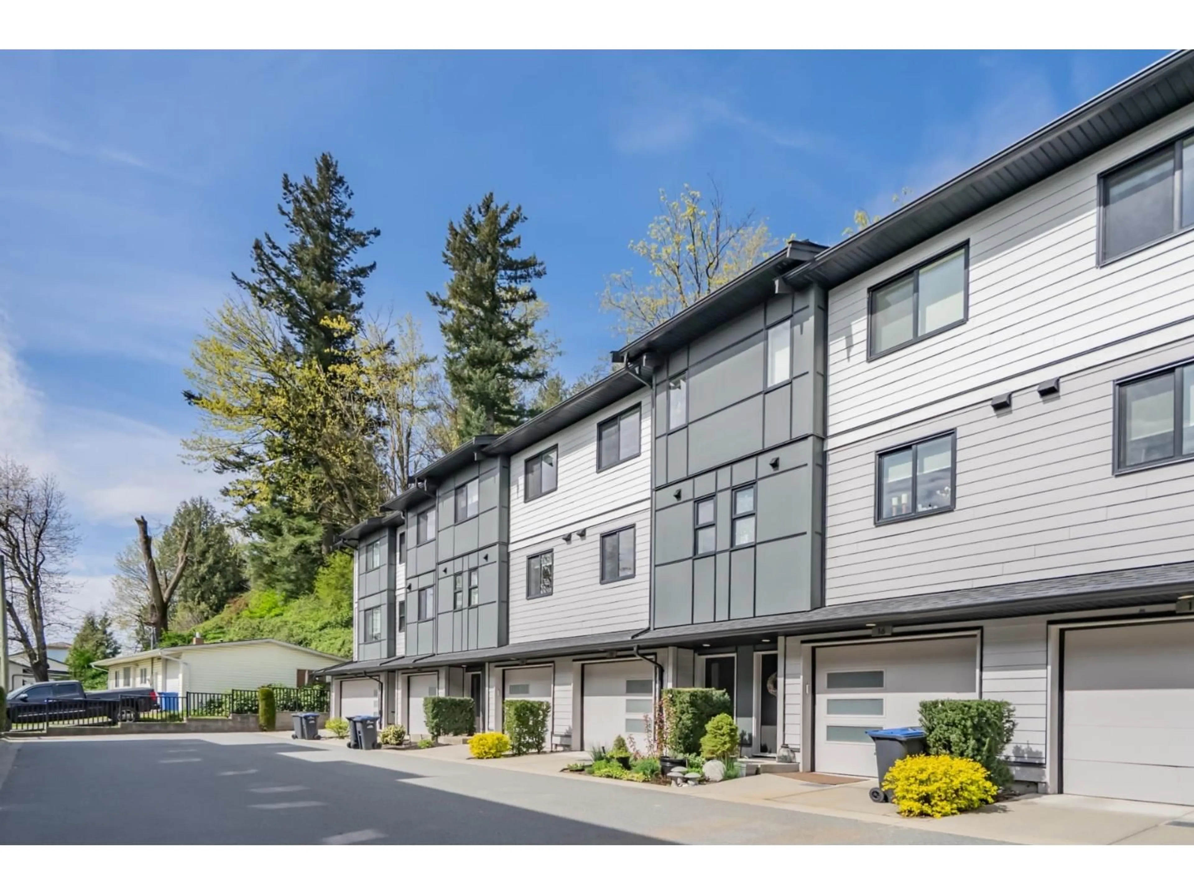 A pic from outside/outdoor area/front of a property/back of a property/a pic from drone, unknown for 15 - 34825 DELAIR ROAD, Abbotsford British Columbia V2S0J7