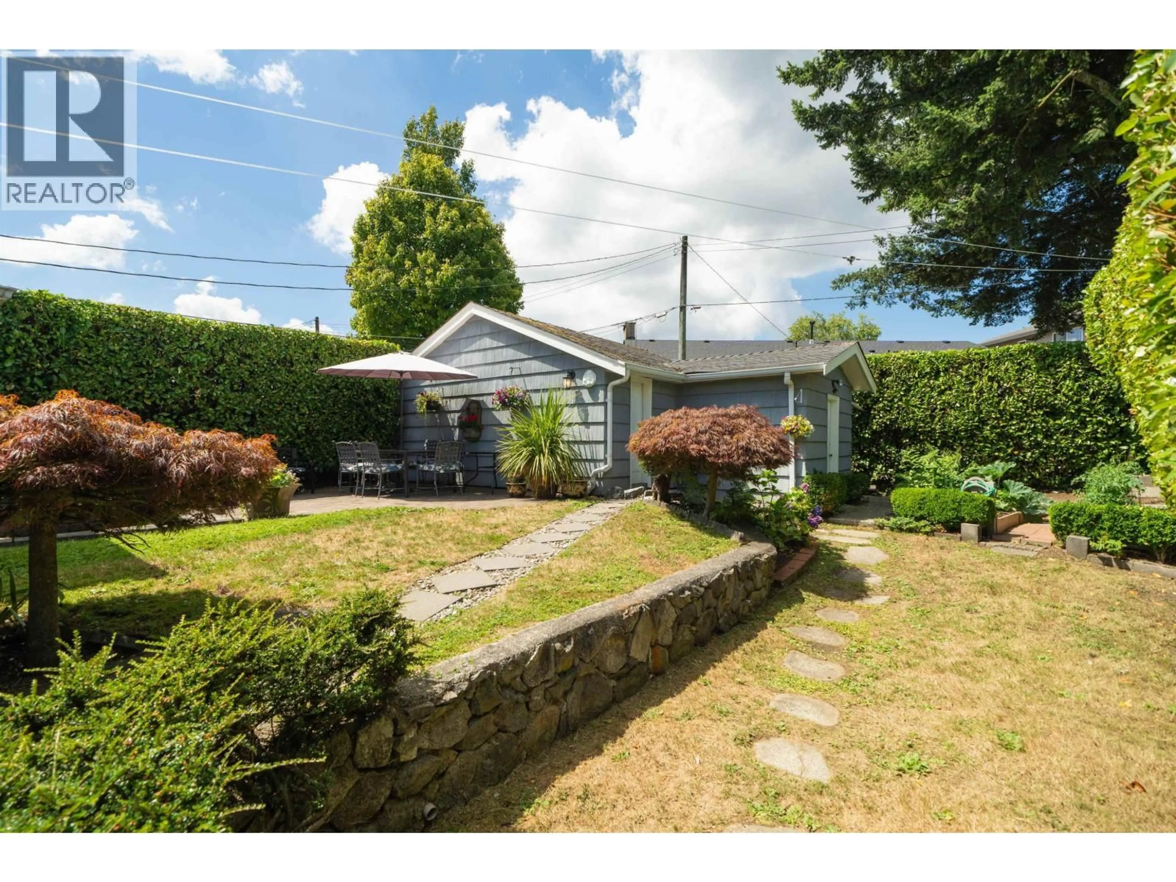 A pic from outside/outdoor area/front of a property/back of a property/a pic from drone, street for 335 CHURCHILL AVENUE, New Westminster British Columbia V3L4P5
