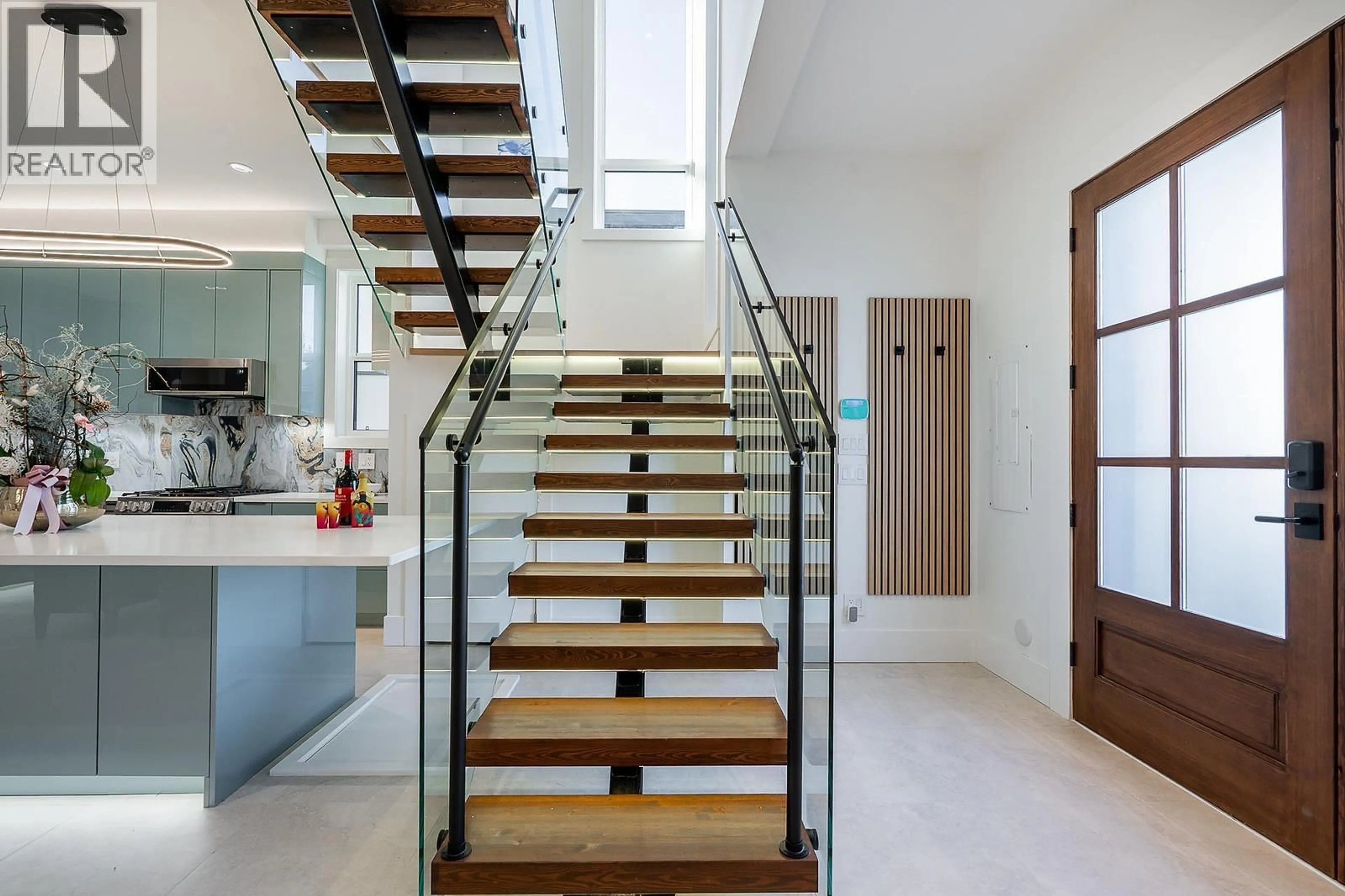 Stairs for 101 - 1204 HAMMOND AVENUE, Coquitlam British Columbia V3K2P5