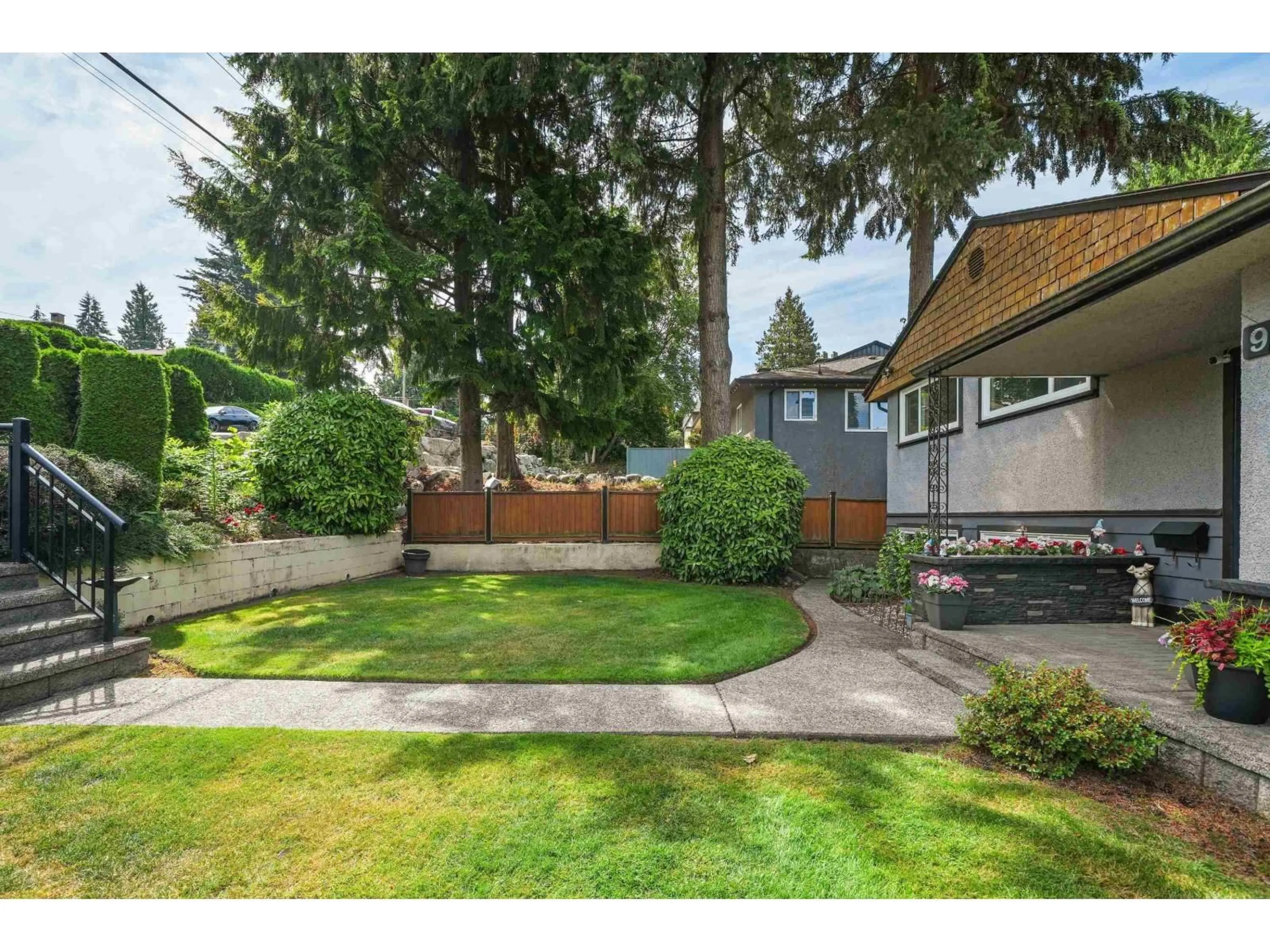 A pic from outside/outdoor area/front of a property/back of a property/a pic from drone, street for 9669 TOWNLINE DIVERSION, Surrey British Columbia V3V2T1