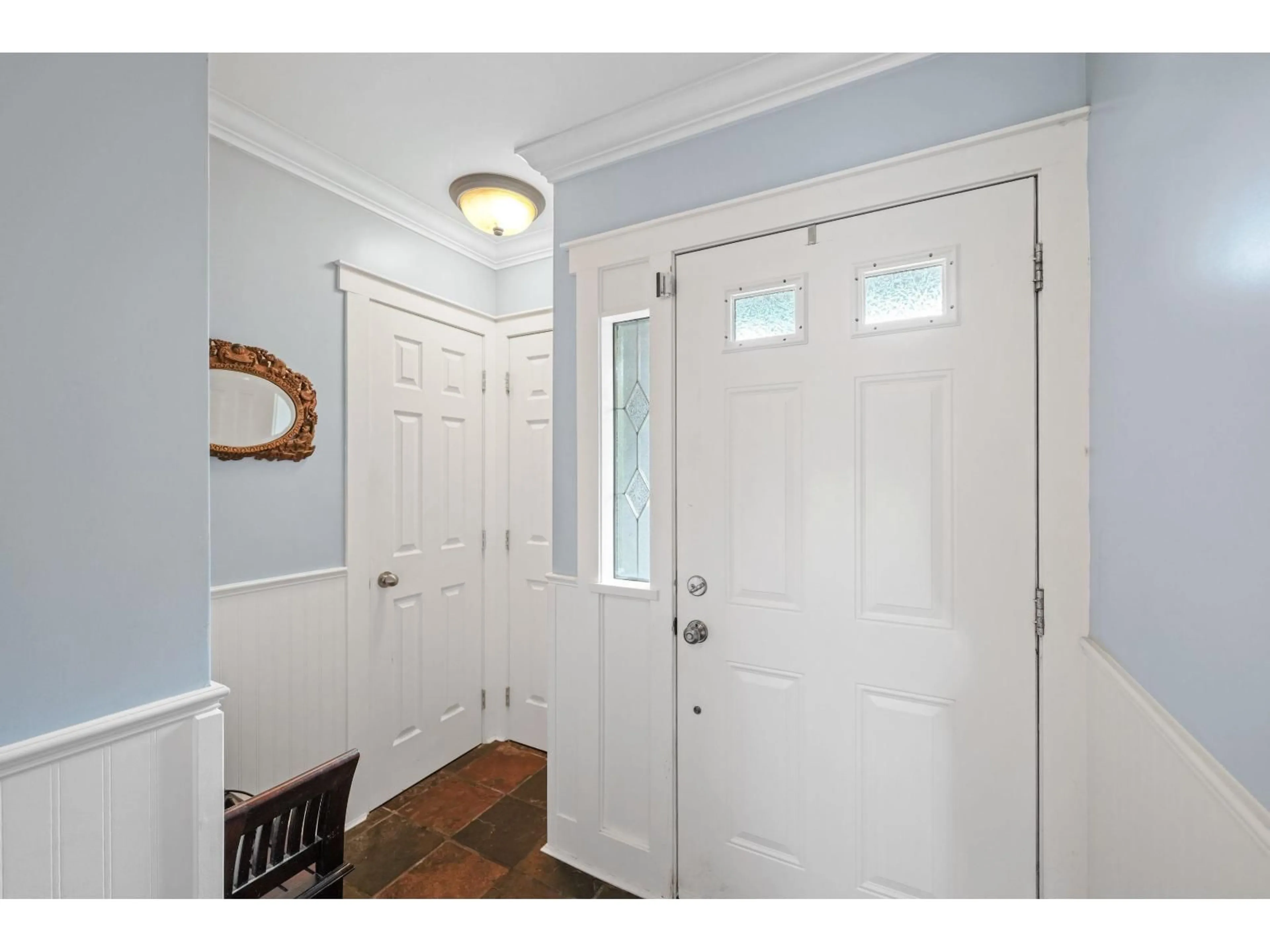 Indoor entryway for 9669 TOWNLINE DIVERSION, Surrey British Columbia V3V2T1
