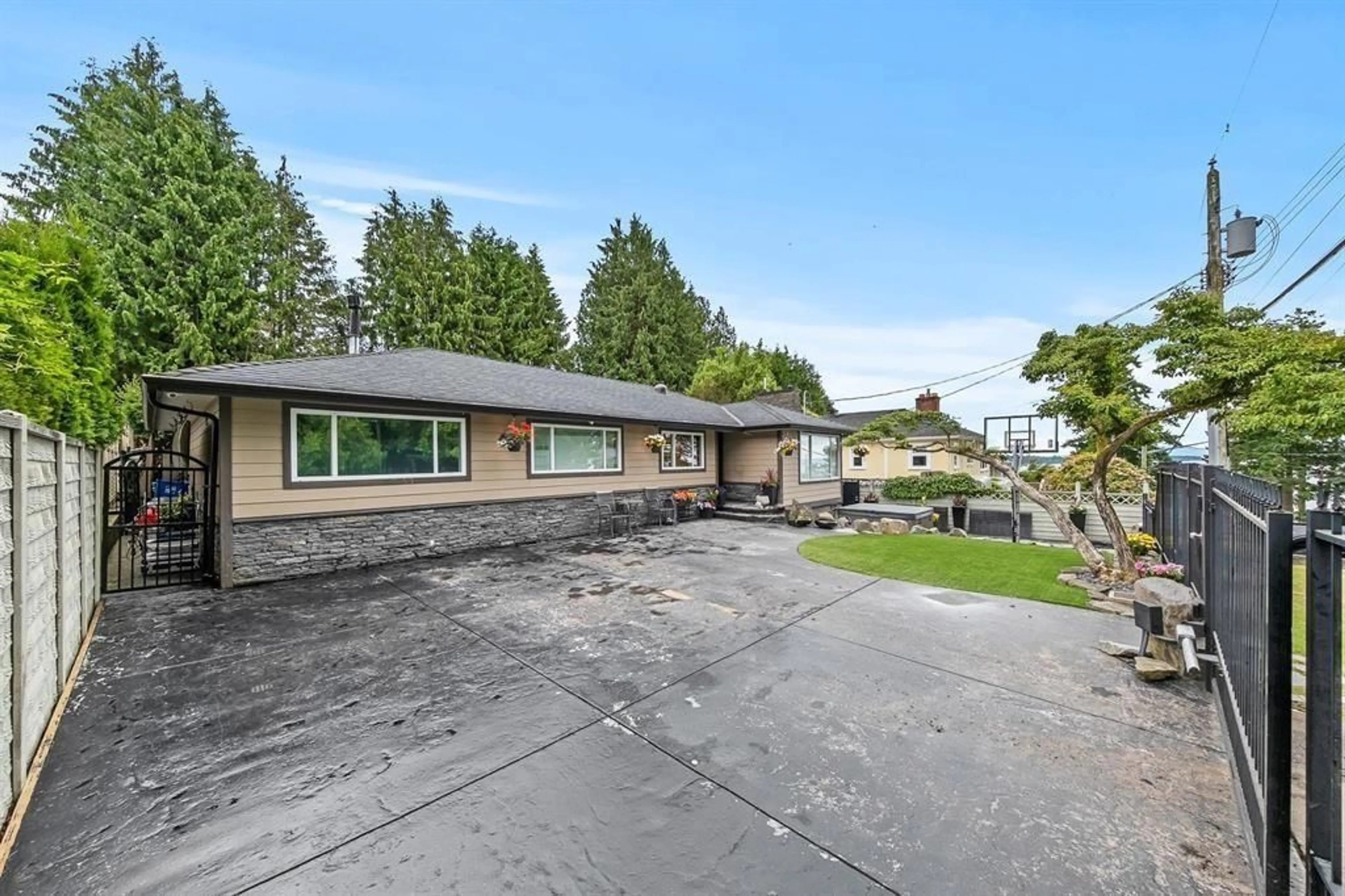 A pic from outside/outdoor area/front of a property/back of a property/a pic from drone, street for 1360 EVERALL STREET, White Rock British Columbia V4B3S6
