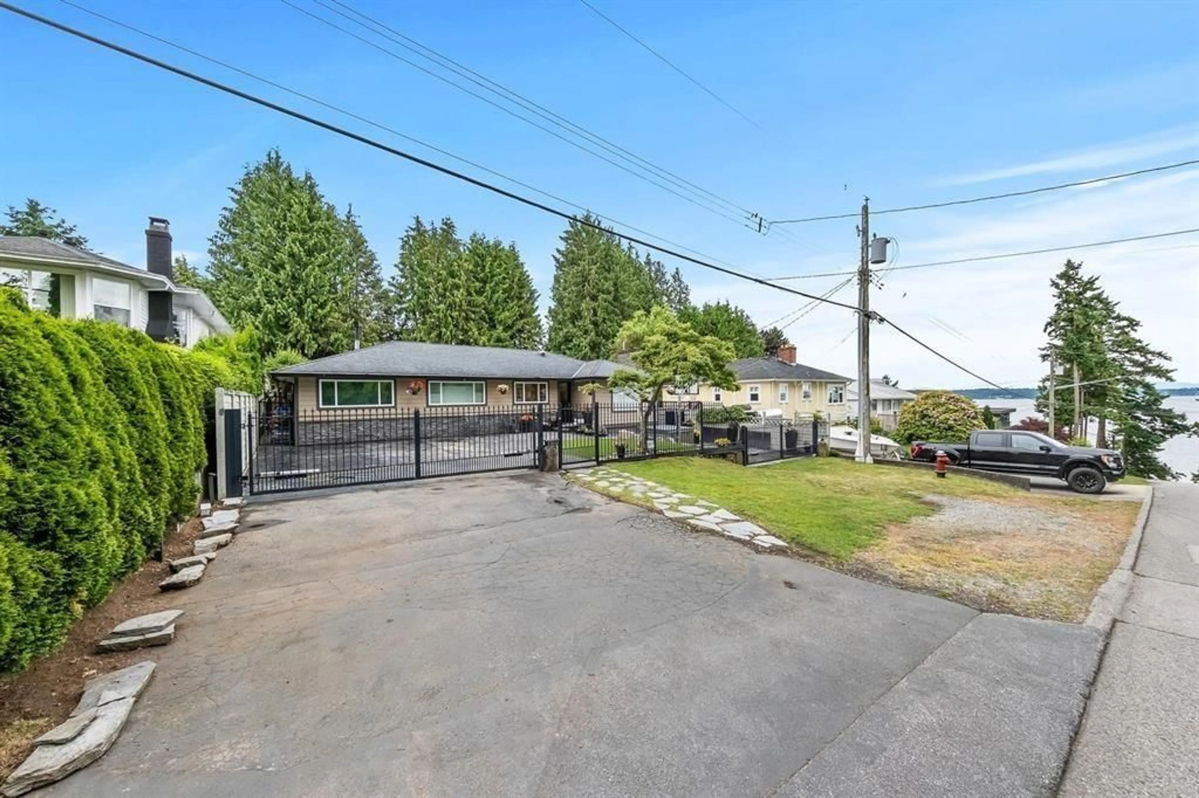 A pic from outside/outdoor area/front of a property/back of a property/a pic from drone, street for 1360 EVERALL STREET, White Rock British Columbia V4B3S6