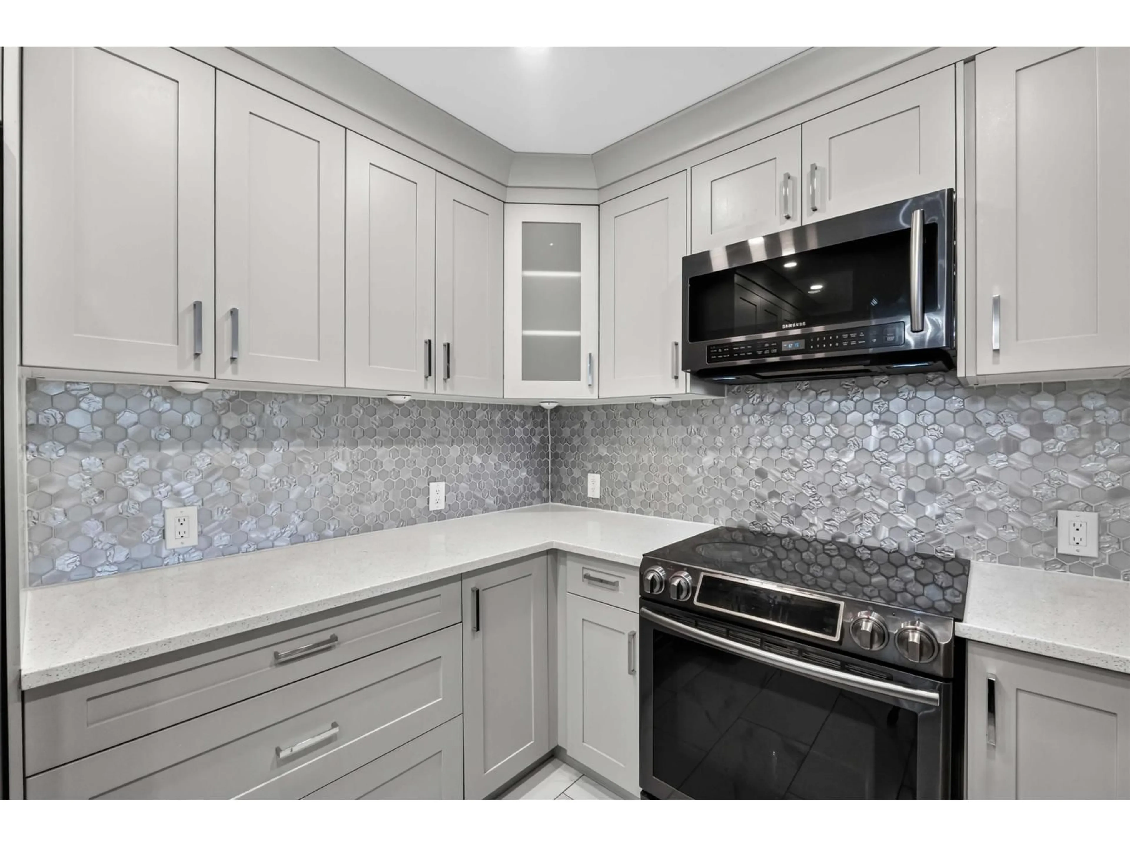 Standard kitchen, ceramic/tile floor for 404 - 13680 84 AVENUE, Surrey British Columbia V3W0T6