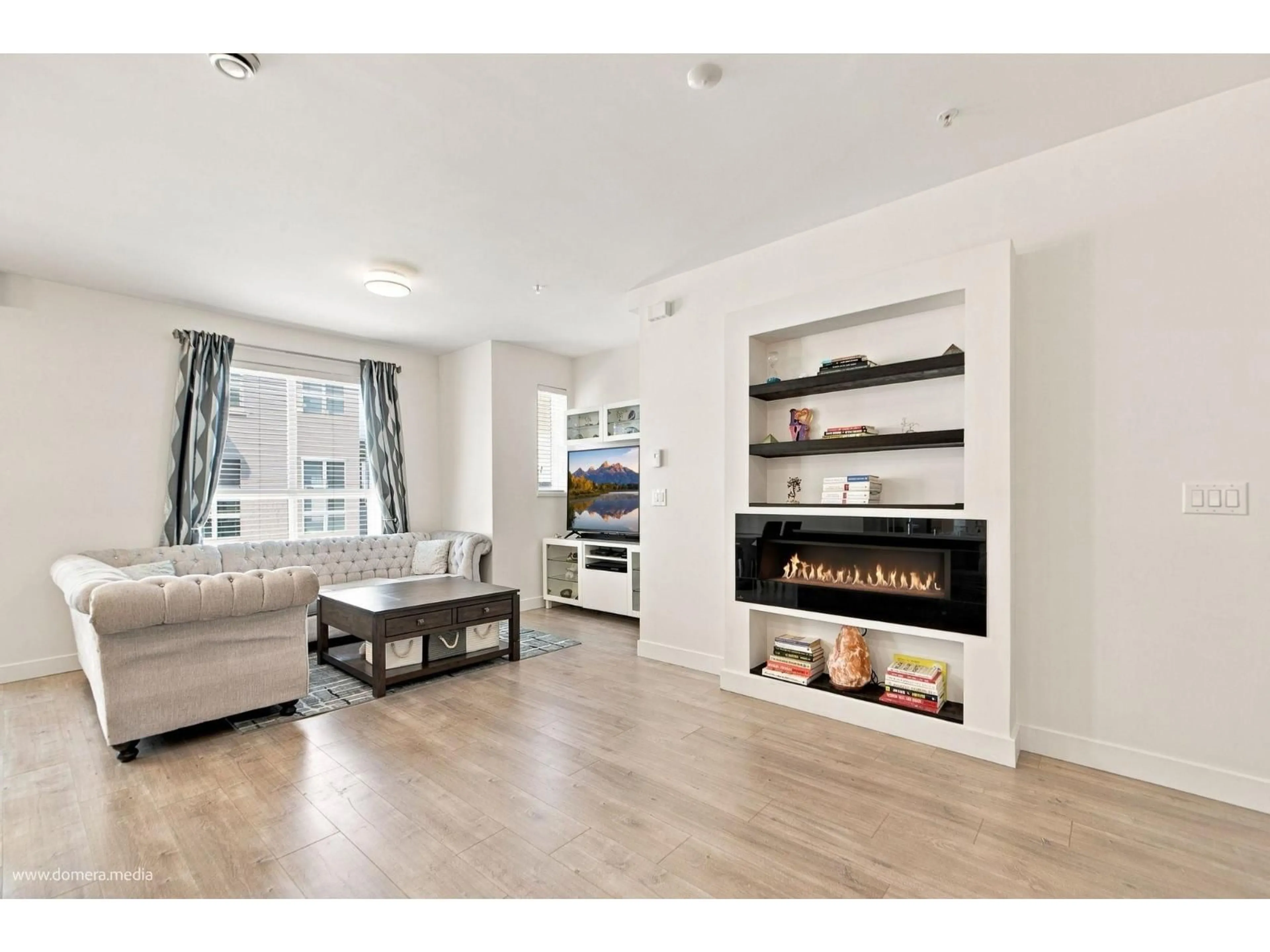 Living room with furniture, wood/laminate floor for 89 - 7947 209 STREET, Langley British Columbia V2Y0Y6