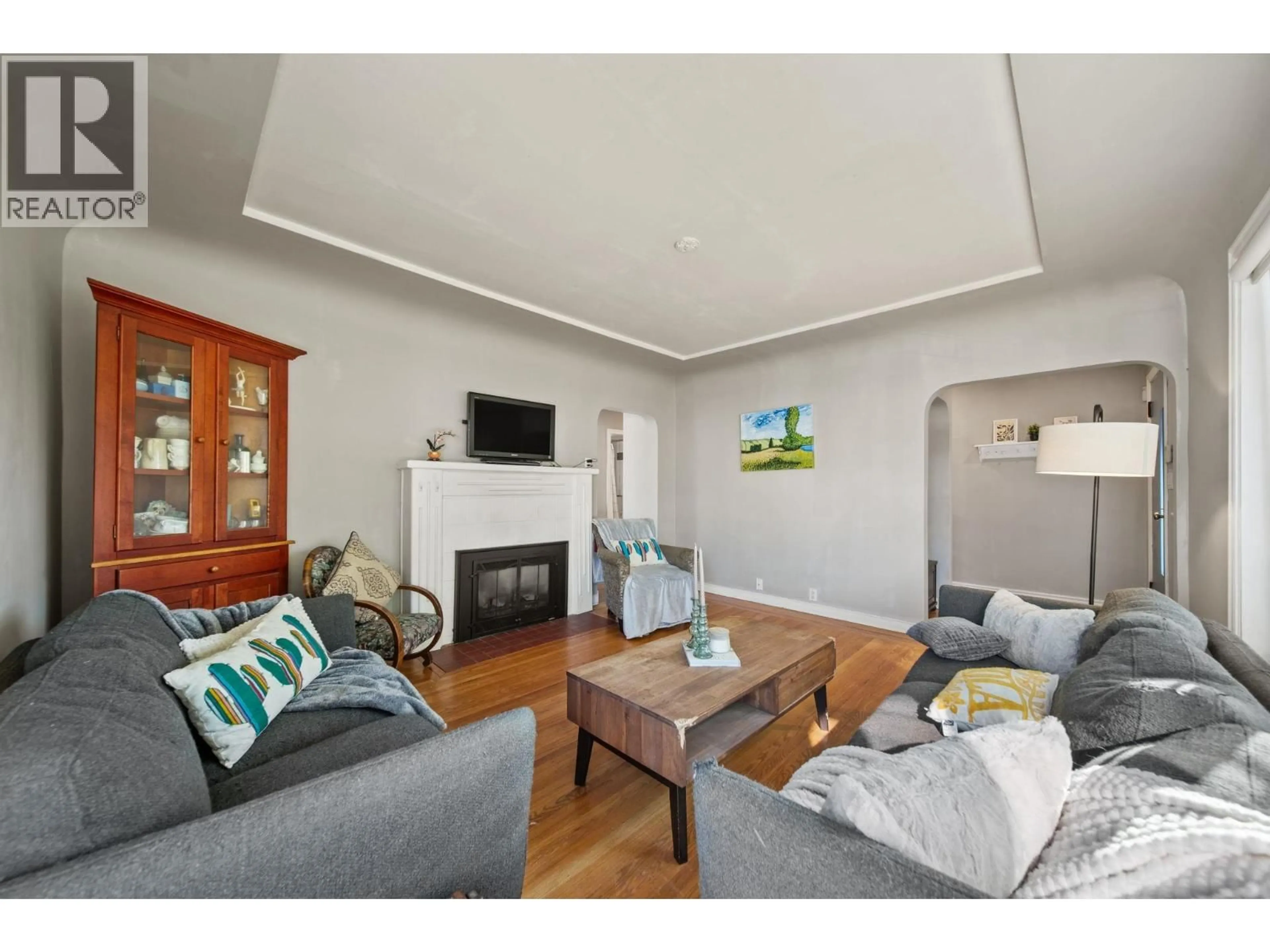 Living room with furniture, wood/laminate floor for 306 NINTH AVENUE, New Westminster British Columbia V3L2A1