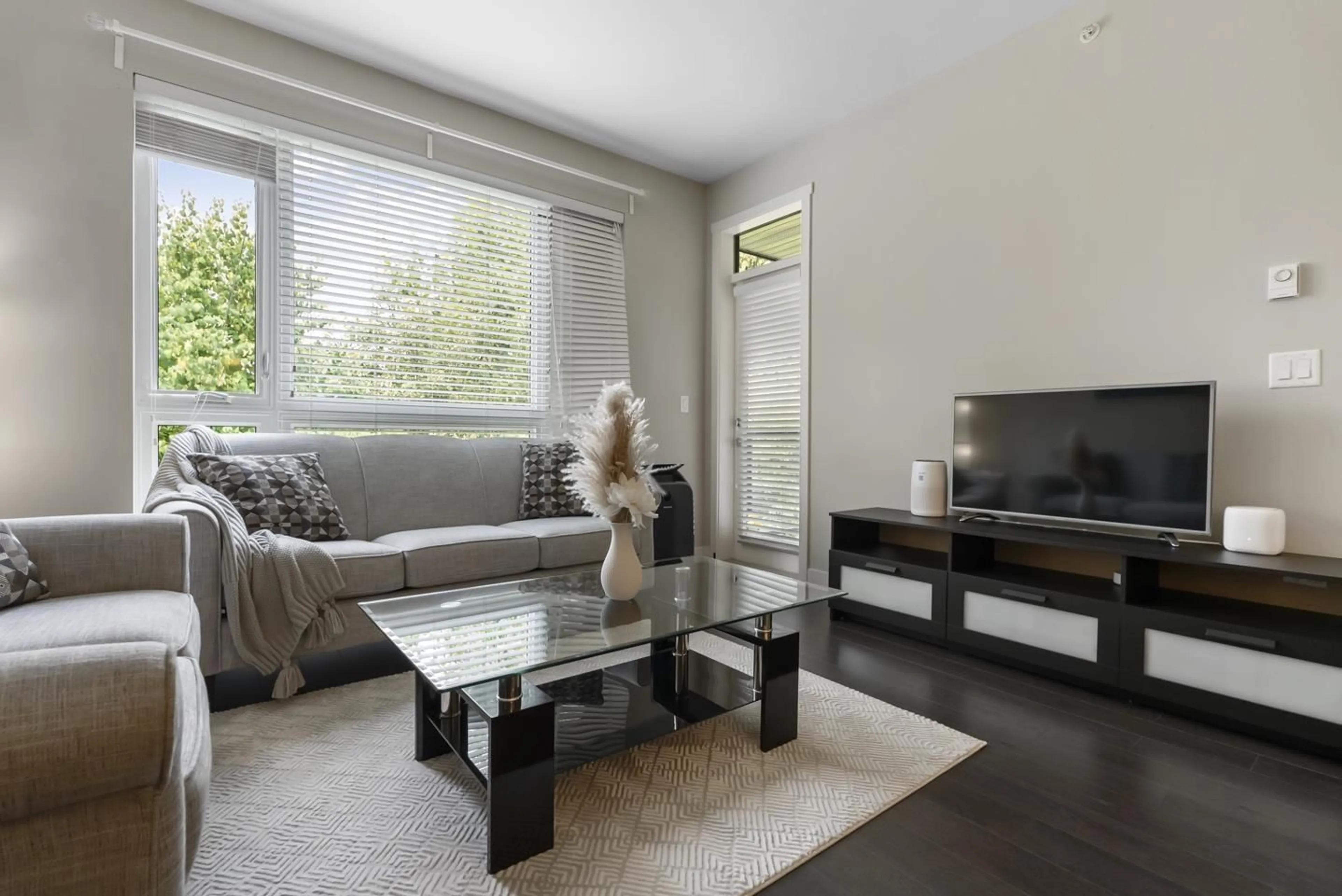Living room with furniture, unknown for 406 - 14358 60 AVENUE, Surrey British Columbia V3X0G3