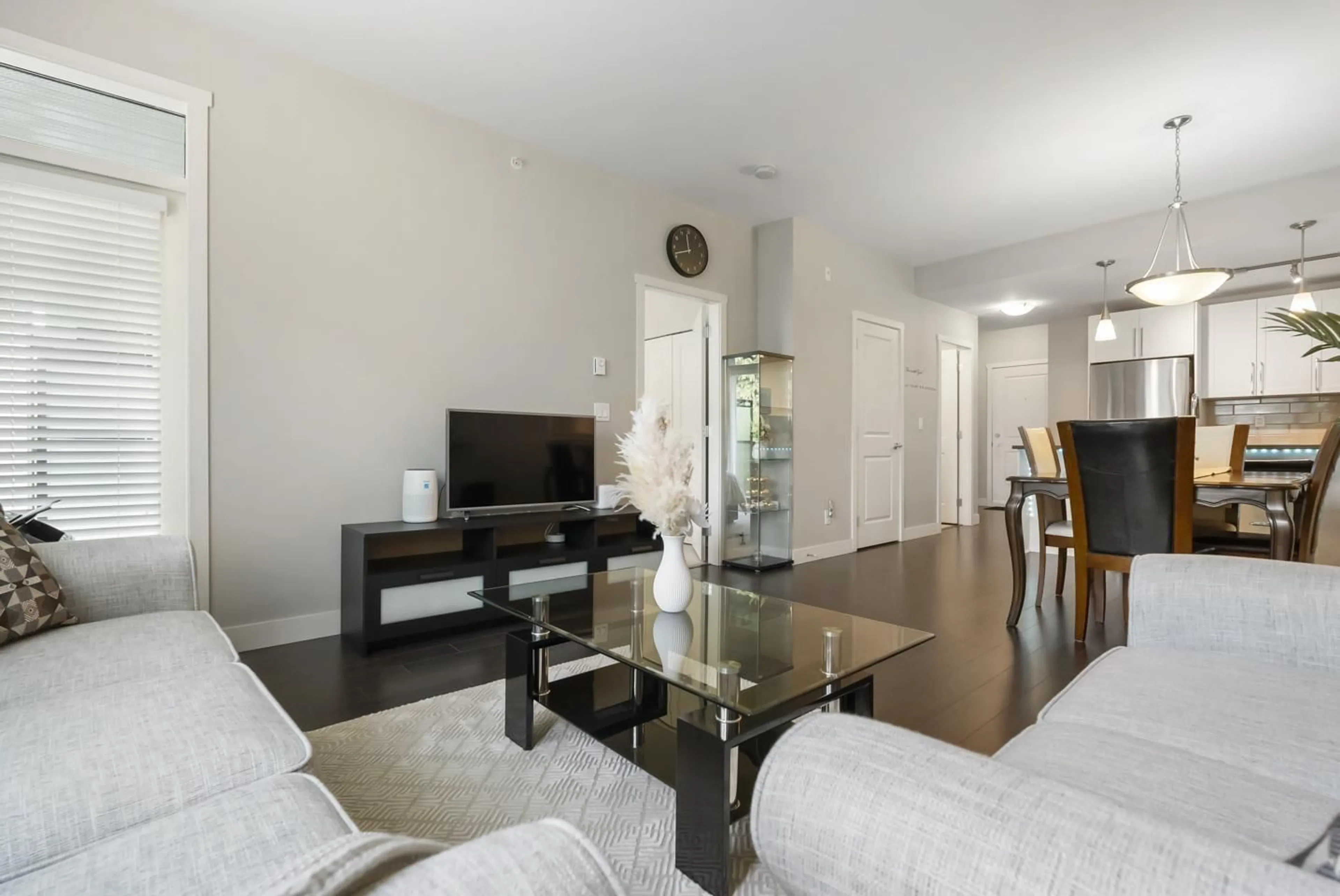 Living room with furniture, unknown for 406 - 14358 60 AVENUE, Surrey British Columbia V3X0G3