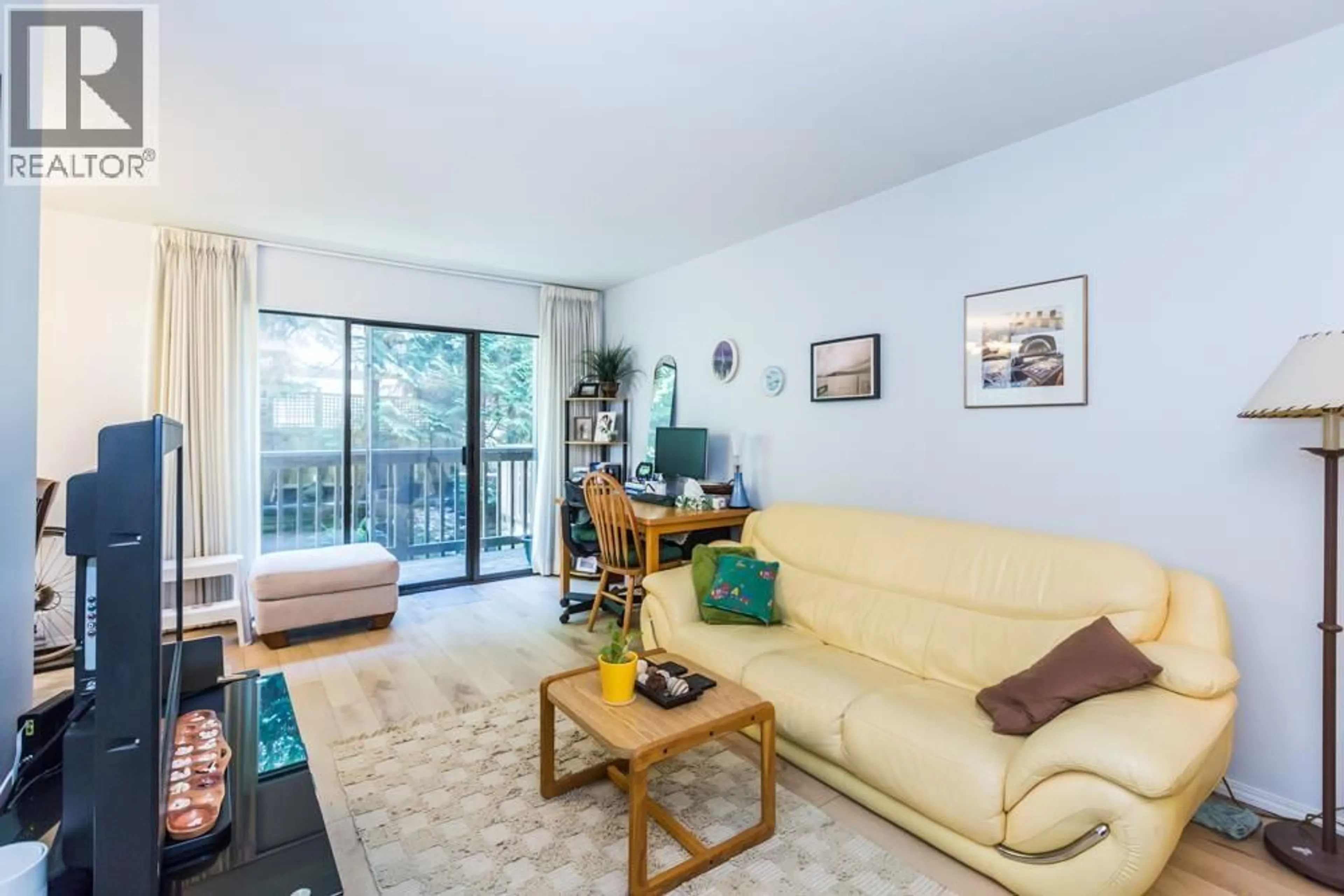 Living room with furniture, wood/laminate floor for 9110 CENTAURUS CIRCLE, Burnaby British Columbia V3J7R1