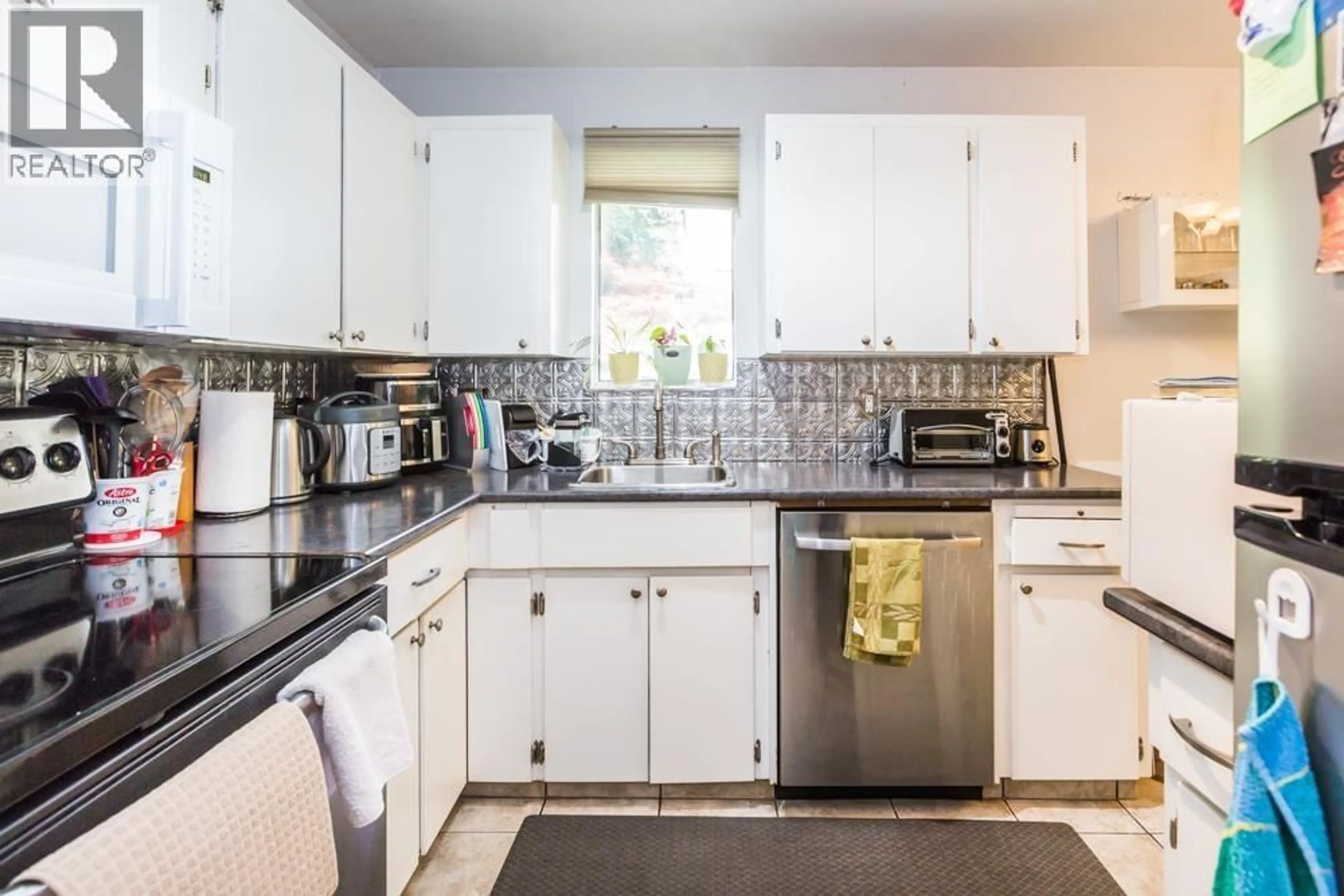 Standard kitchen, ceramic/tile floor for 9110 CENTAURUS CIRCLE, Burnaby British Columbia V3J7R1
