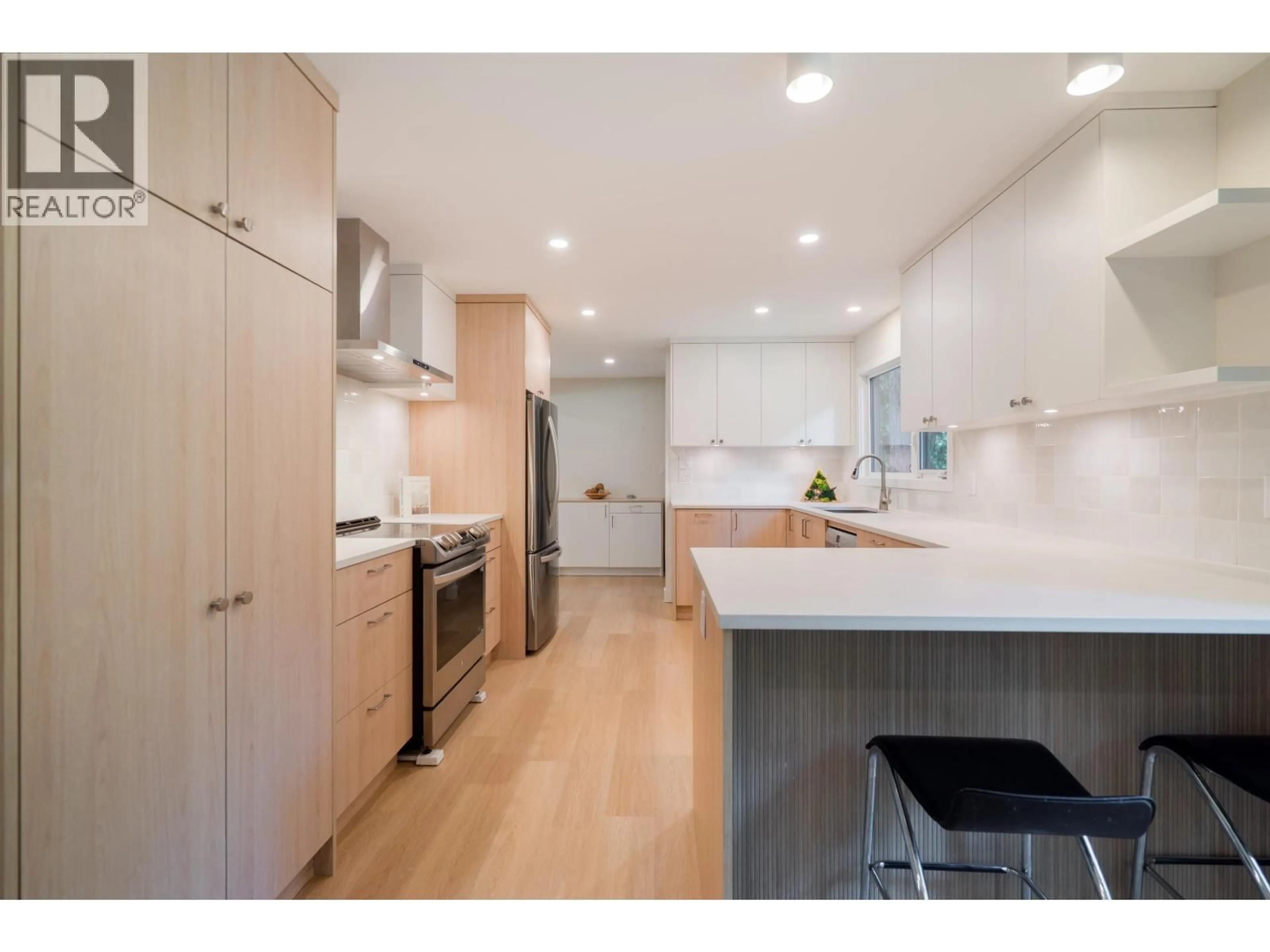 Open concept kitchen, wood/laminate floor for 1139 HERITAGE BOULEVARD, North Vancouver British Columbia V7J3G8