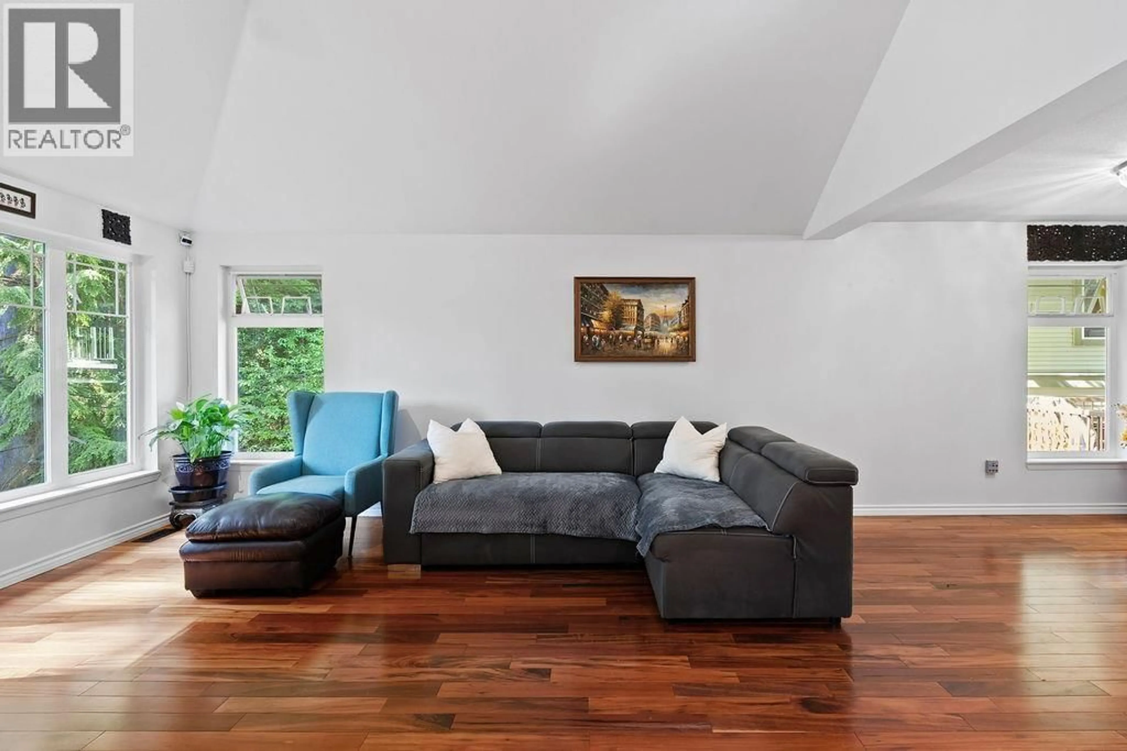 Living room with furniture, wood/laminate floor for 36 - 2351 PARKWAY BOULEVARD, Coquitlam British Columbia V3E3P2