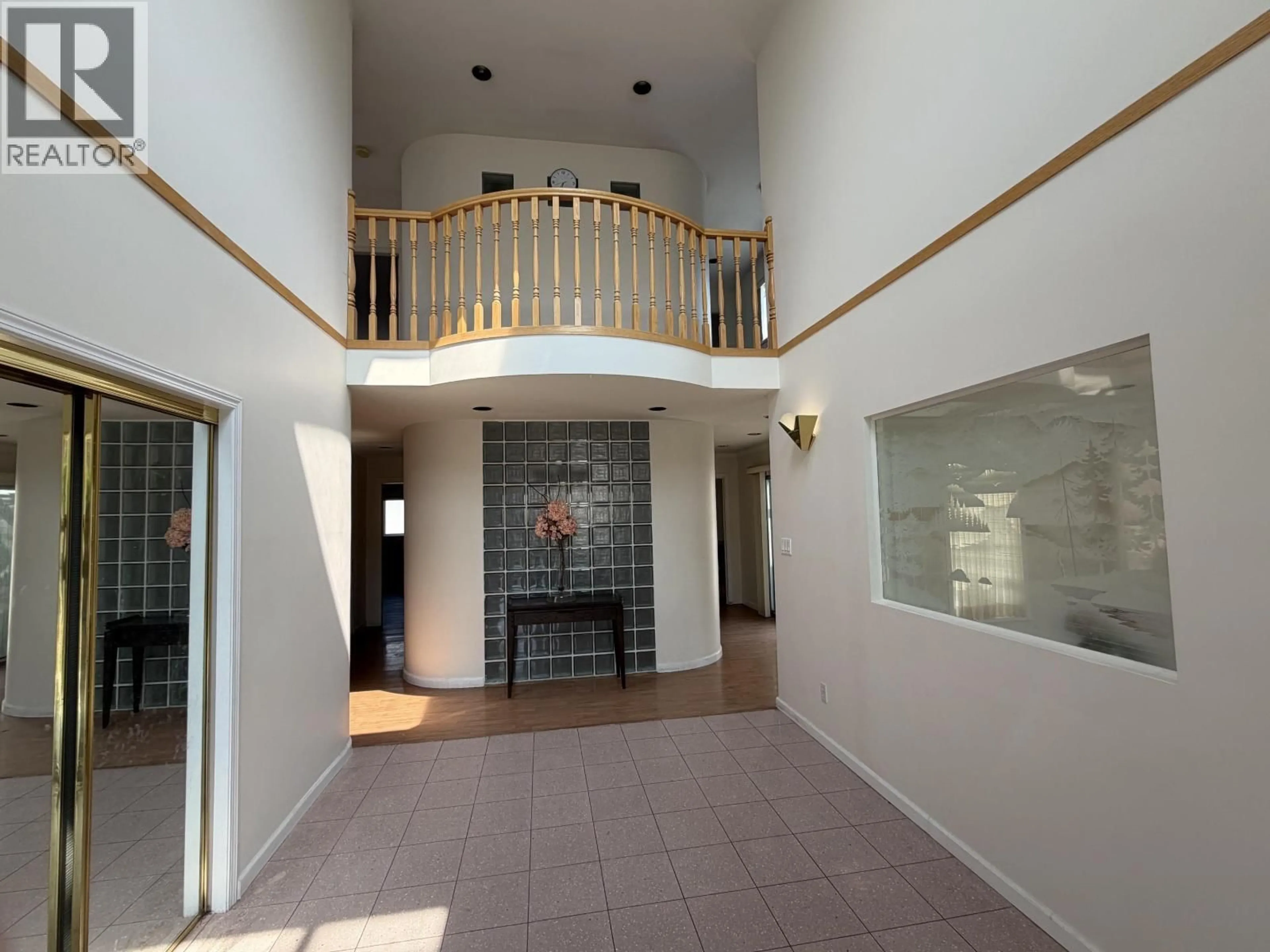 Indoor foyer for 1945 W 44TH AVENUE, Vancouver British Columbia V6M2E8