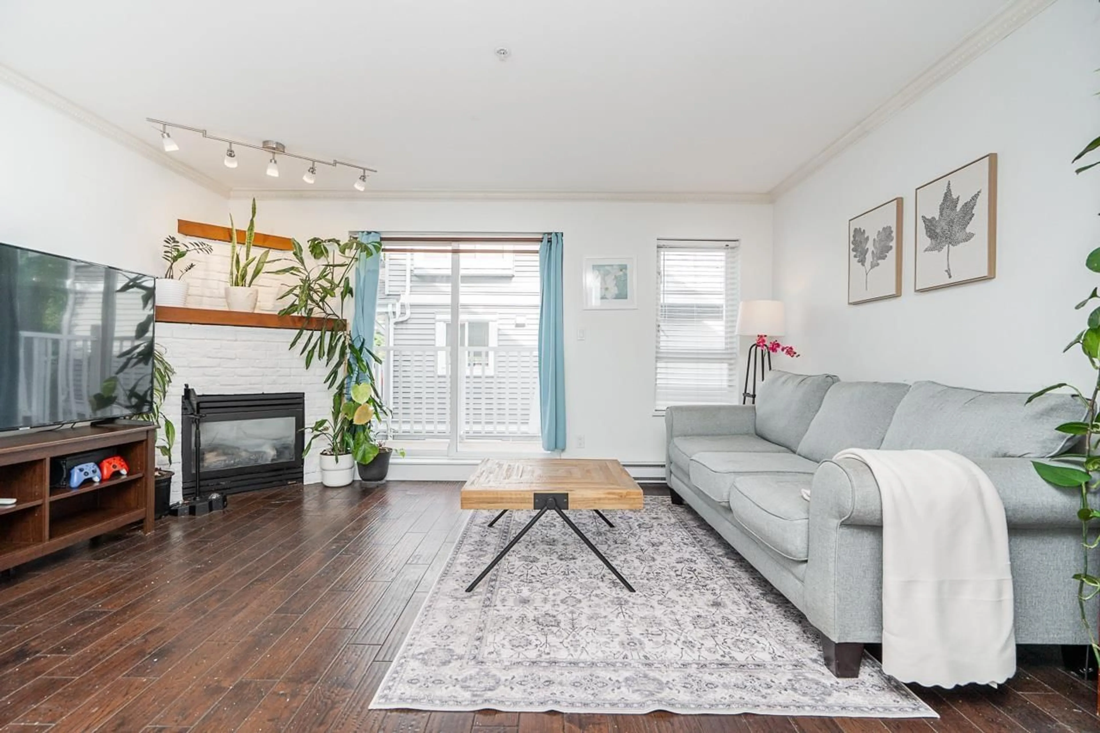 Living room with furniture, wood/laminate floor for 15 - 8968 208 STREET, Langley British Columbia V1M4C5