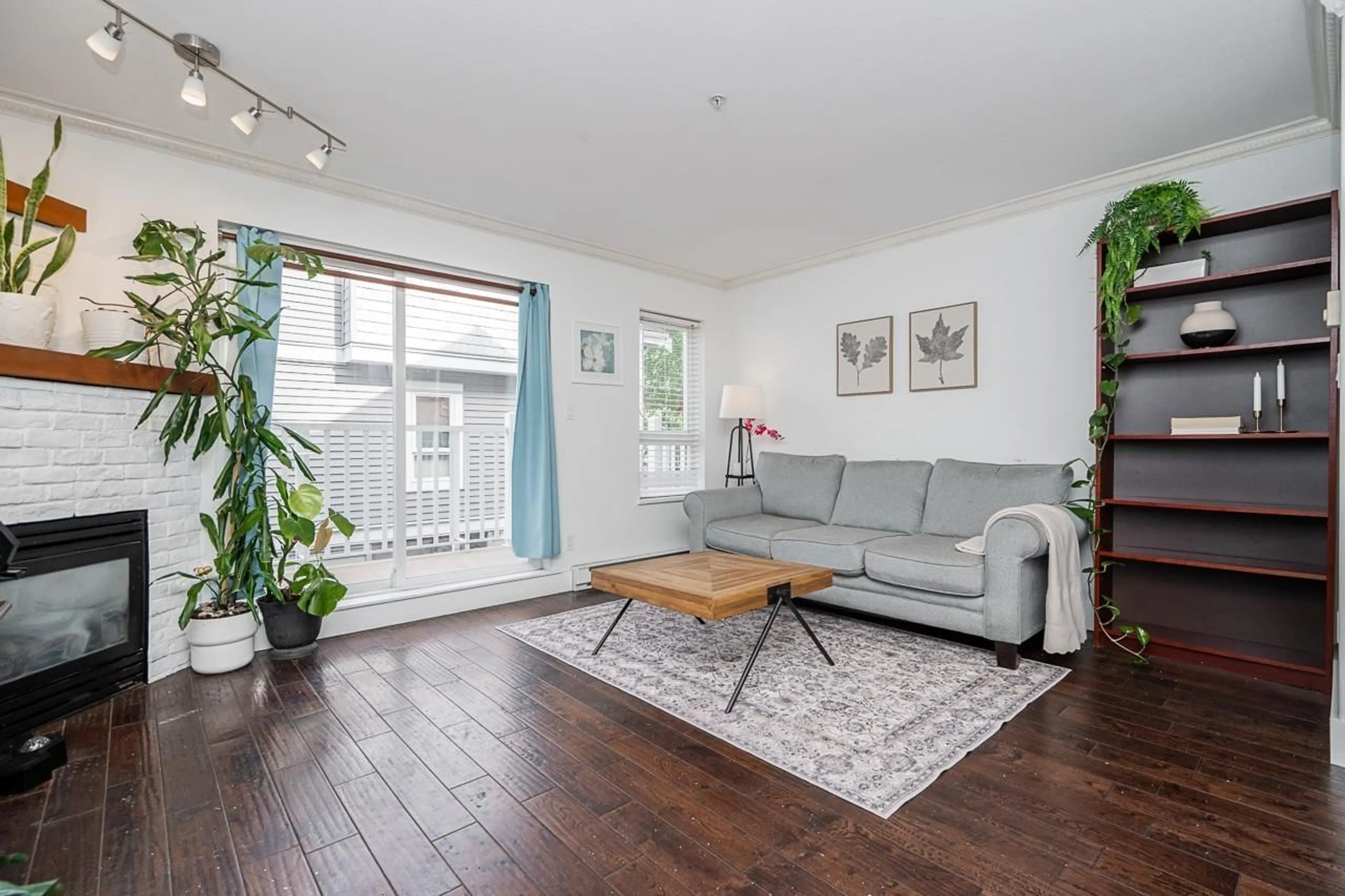 Living room with furniture, wood/laminate floor for 15 - 8968 208 STREET, Langley British Columbia V1M4C5