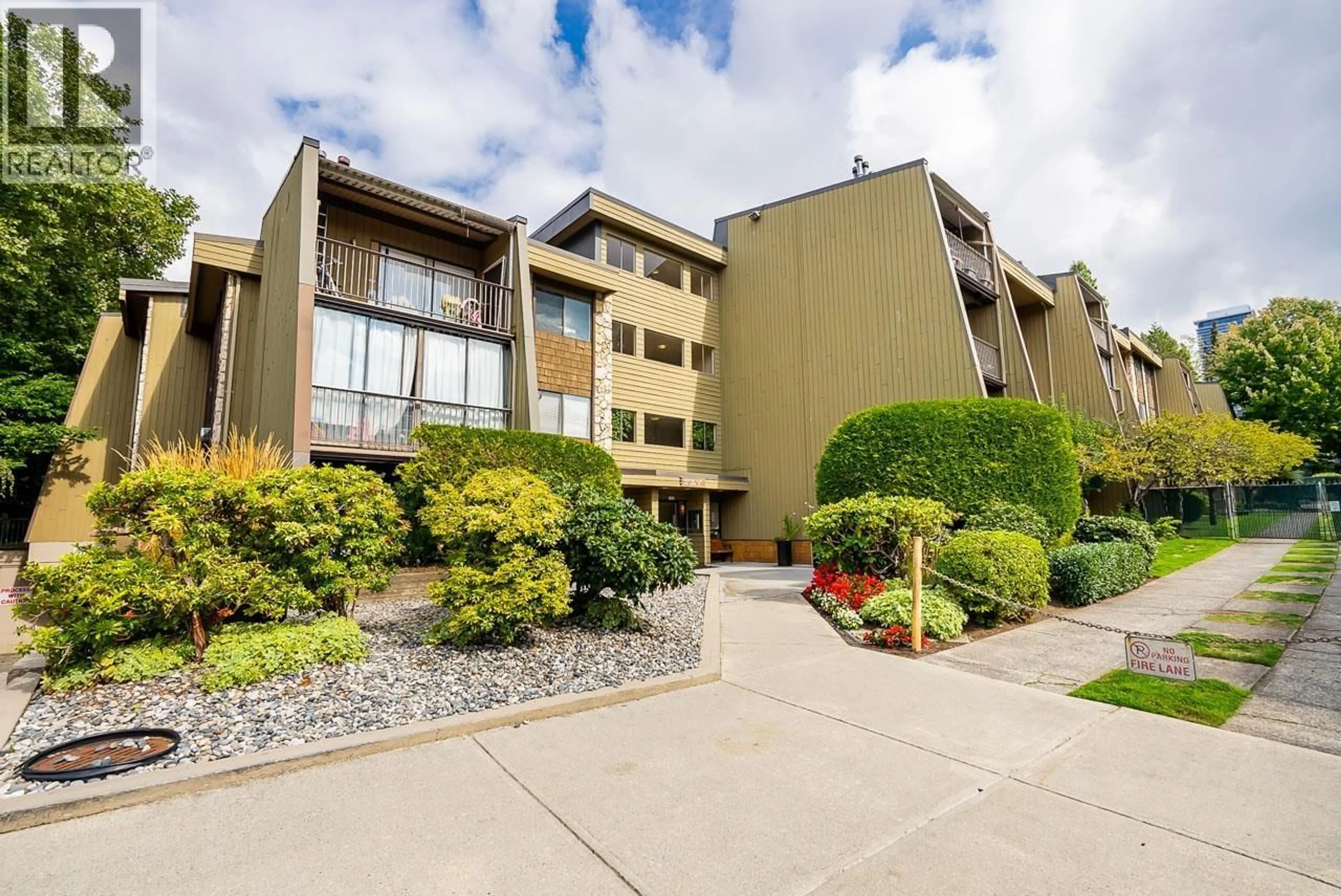 Patio, unknown for 211 - 9101 HORNE STREET, Burnaby British Columbia V3N4M3