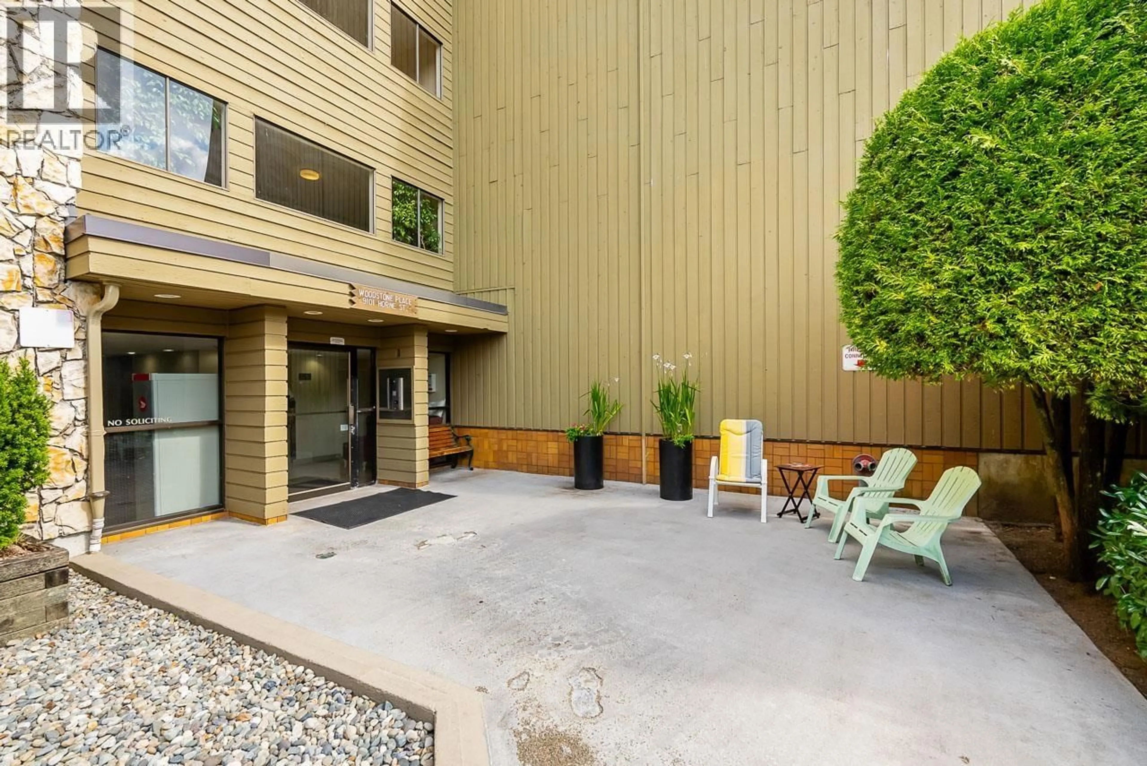 Patio, unknown for 211 - 9101 HORNE STREET, Burnaby British Columbia V3N4M3