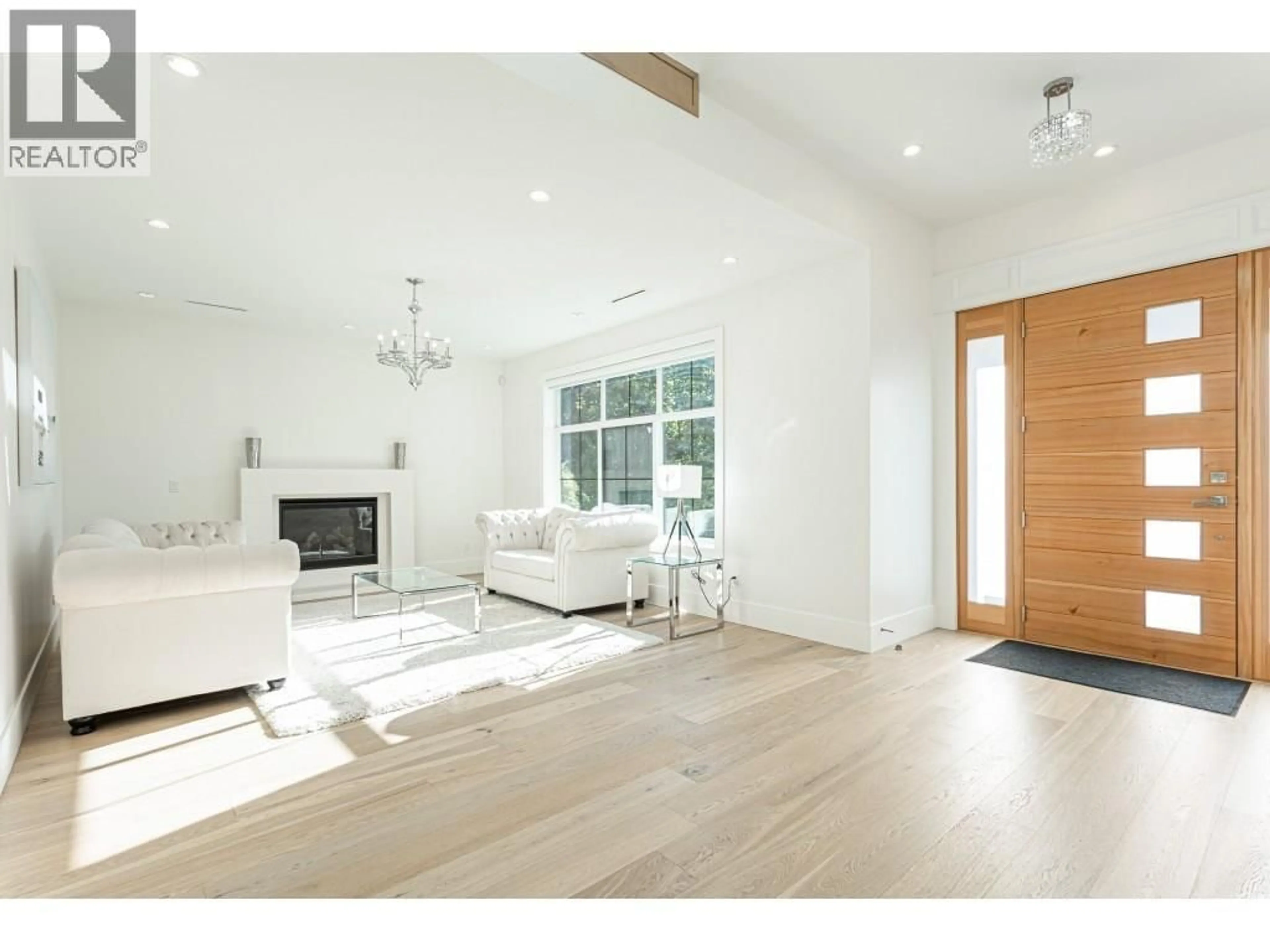 Indoor entryway for 8267 GOVERNMENT ROAD, Burnaby British Columbia V5A2E4
