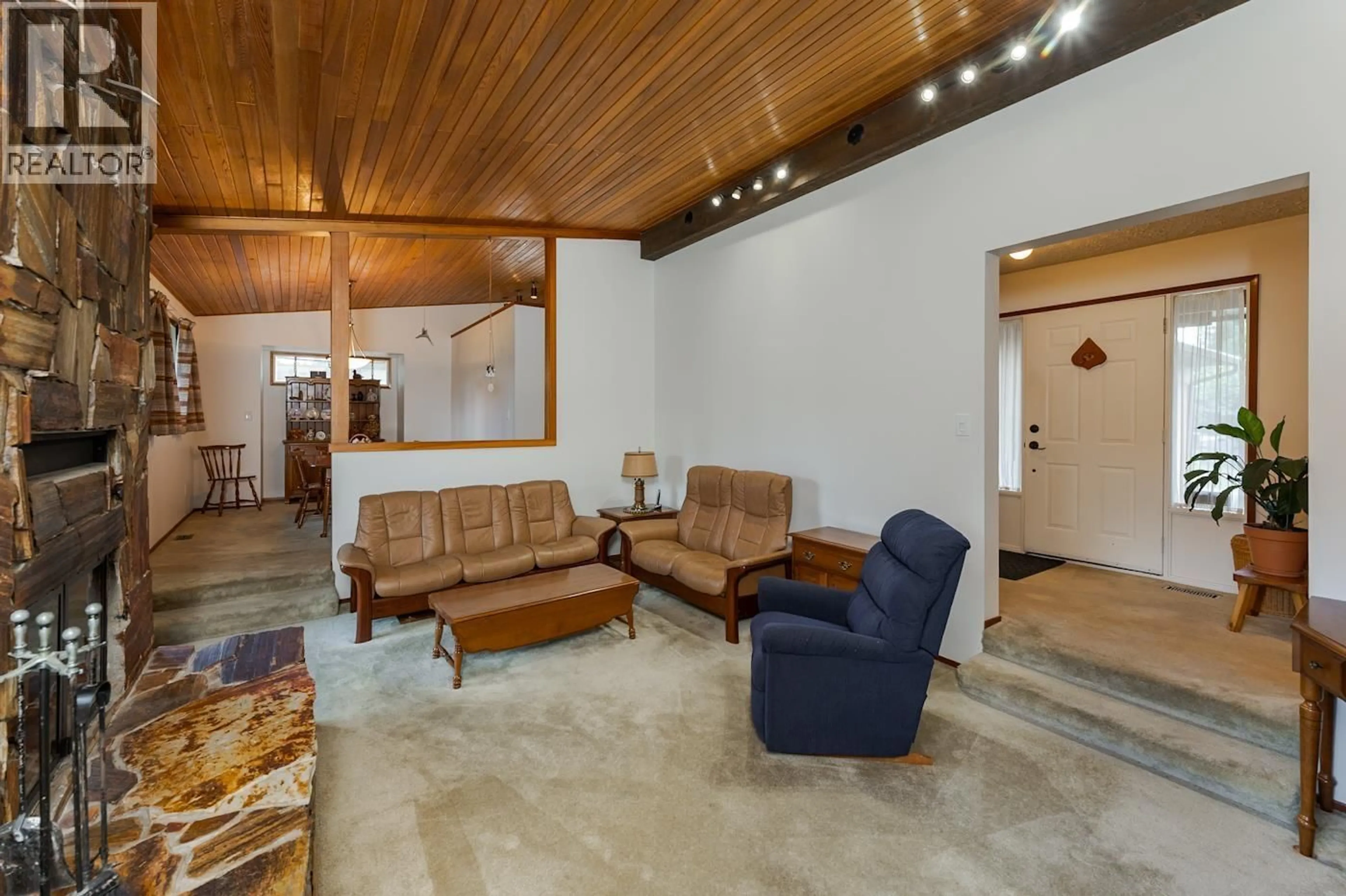 Lobby for 2715 WILDWOOD CRESCENT, Prince George British Columbia V2K3Y4