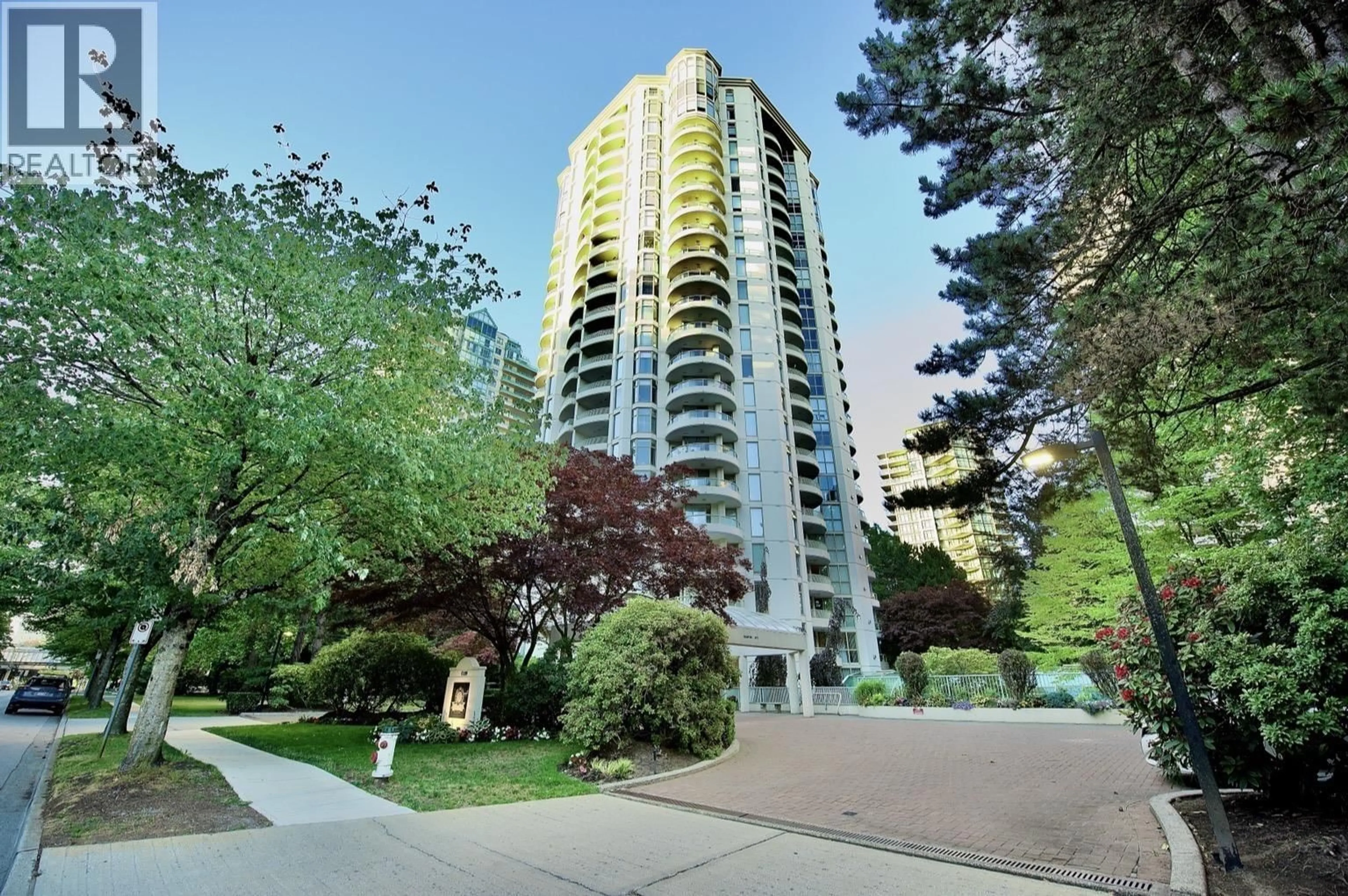 Indoor foyer for 105 - 6188 PATTERSON AVENUE, Burnaby British Columbia V5H2N1