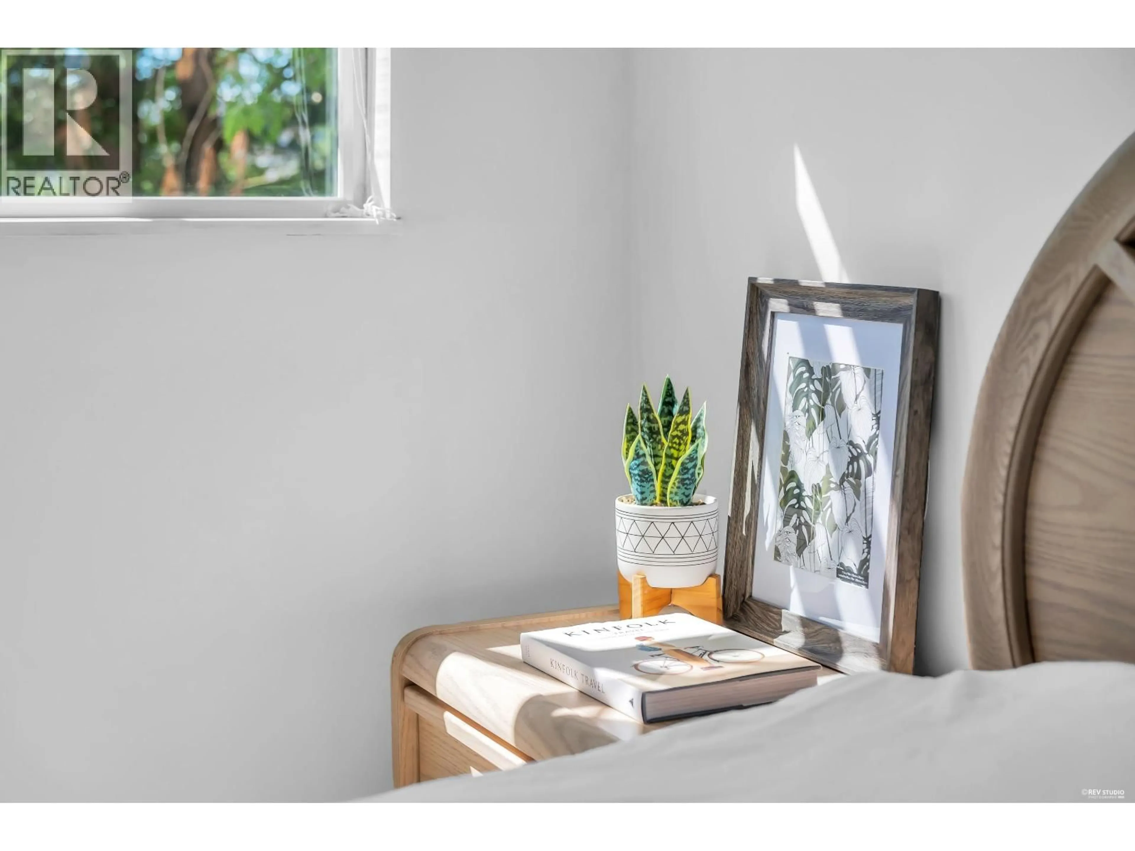 Indoor entryway for 303 - 5335 HASTINGS STREET, Burnaby British Columbia V5B1P9