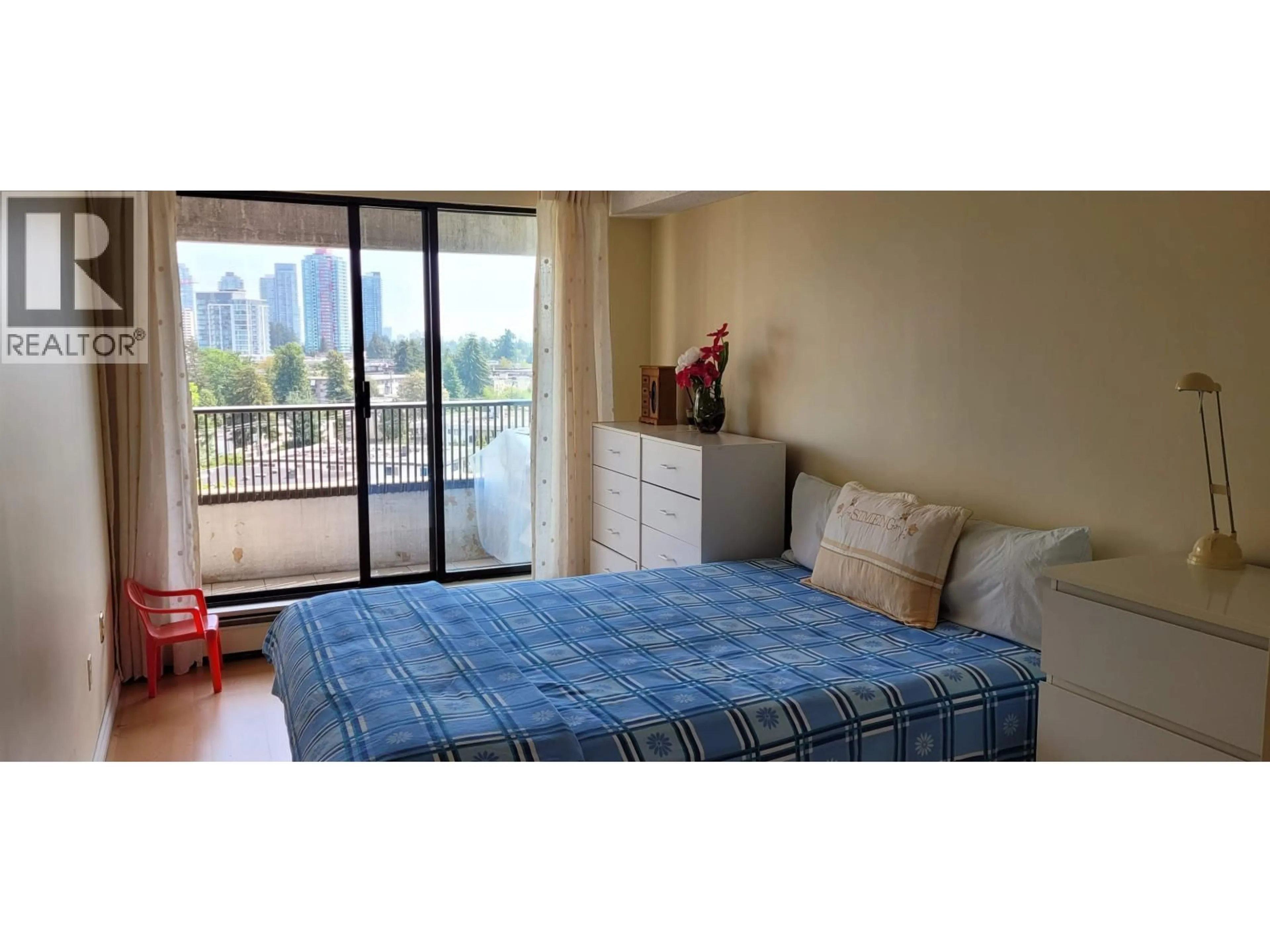 Bedroom with bed, wood/laminate floor for 904 - 4194 MAYWOOD STREET, Burnaby British Columbia V5H4E9