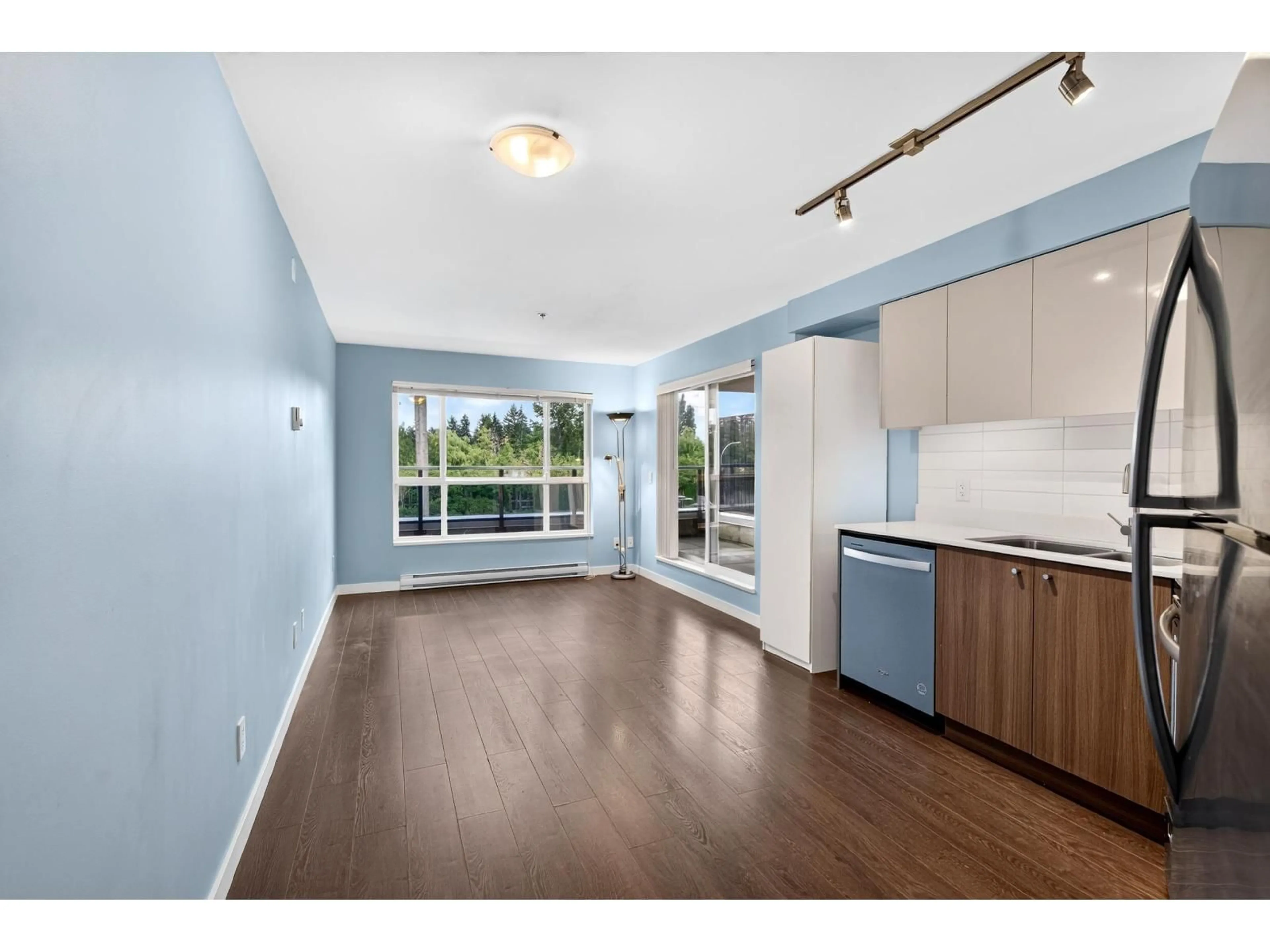 Open concept kitchen, wood/laminate floor for 204 - 10688 140 STREET, Surrey British Columbia V3T0M6
