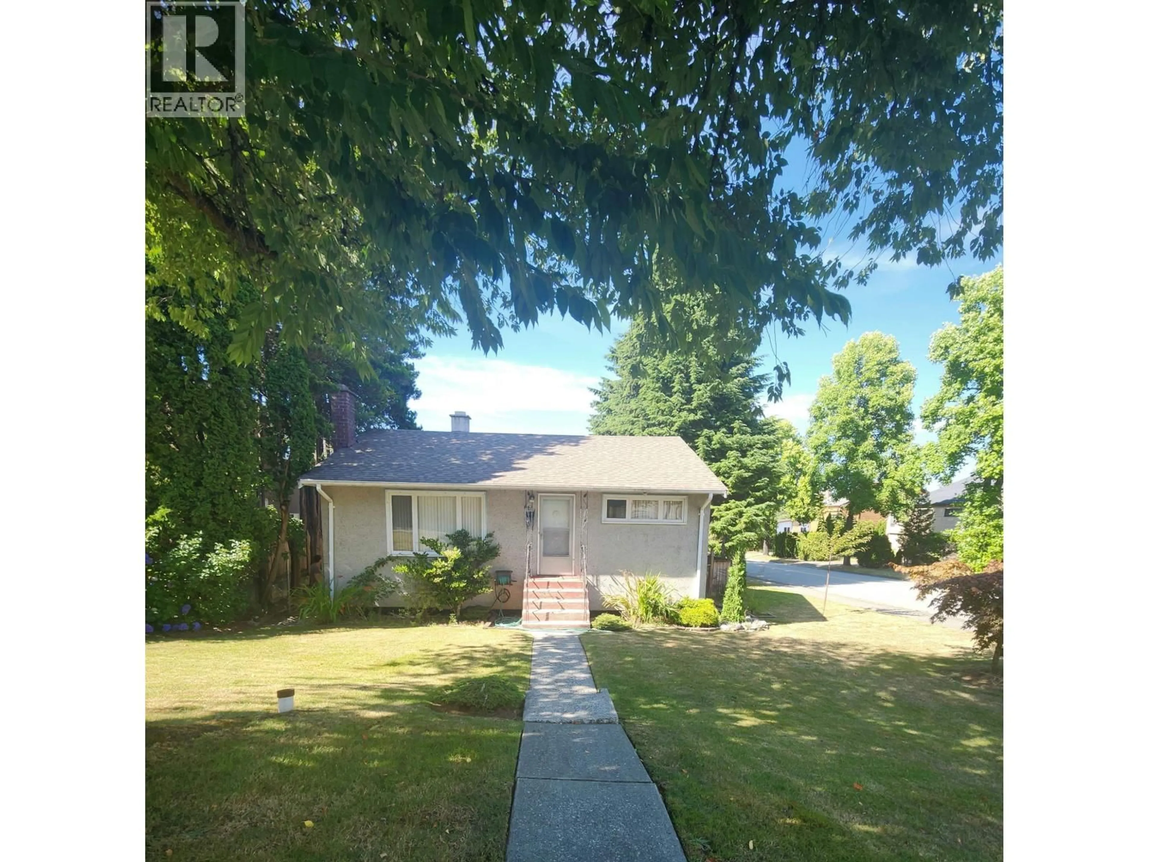 A pic from outside/outdoor area/front of a property/back of a property/a pic from drone, street for 6291 DICKENS STREET, Burnaby British Columbia V5H1W6