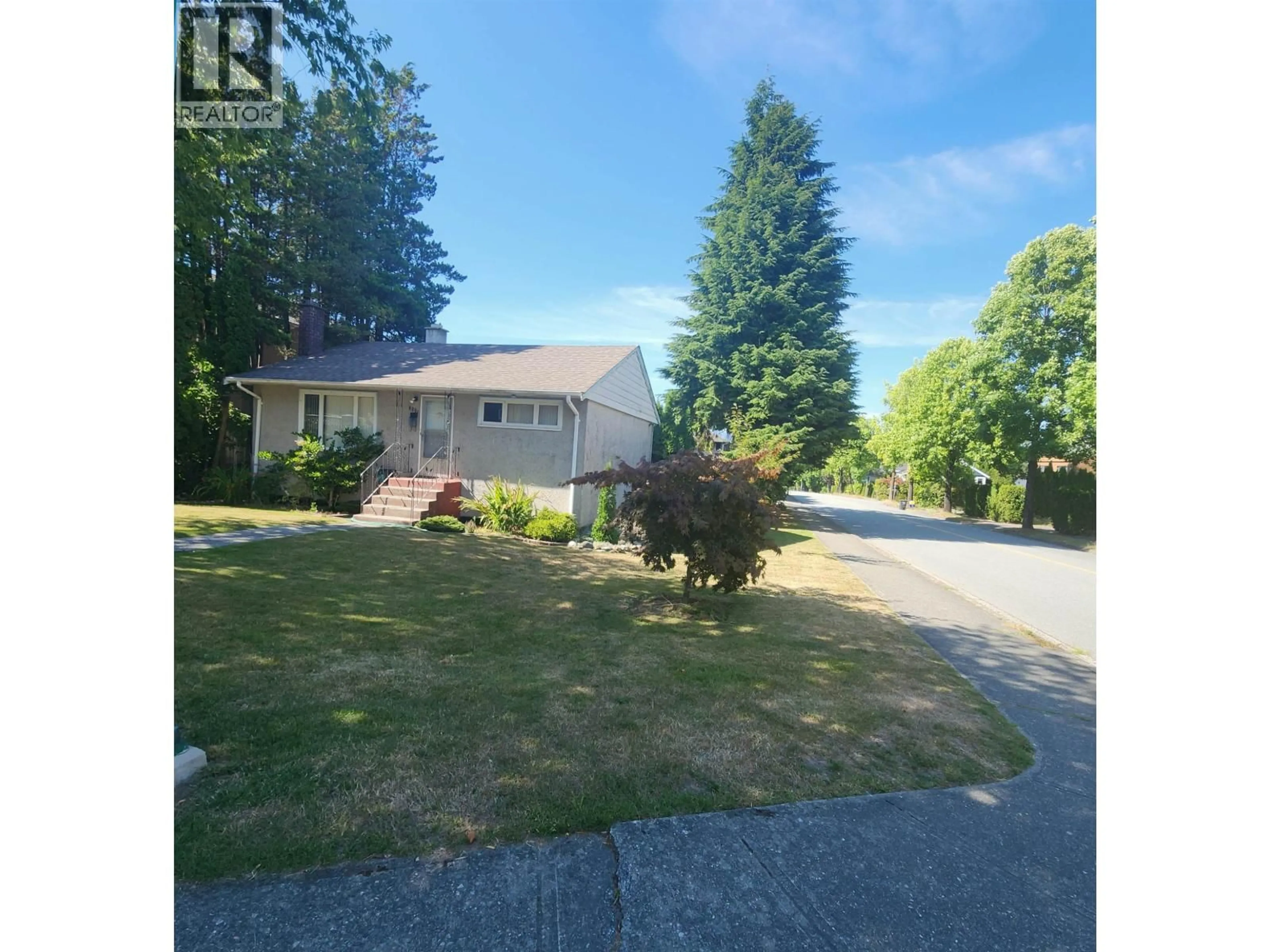 A pic from outside/outdoor area/front of a property/back of a property/a pic from drone, street for 6291 DICKENS STREET, Burnaby British Columbia V5H1W6