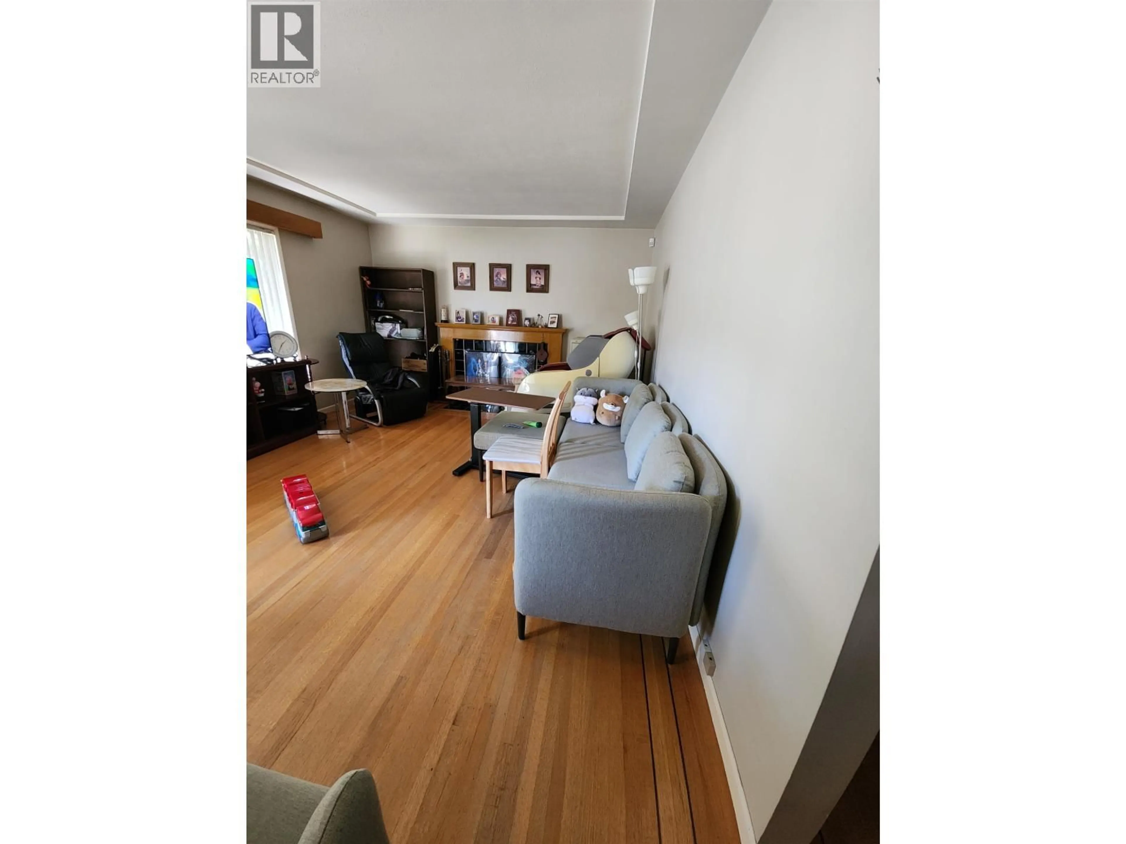 Living room with furniture, unknown for 6291 DICKENS STREET, Burnaby British Columbia V5H1W6