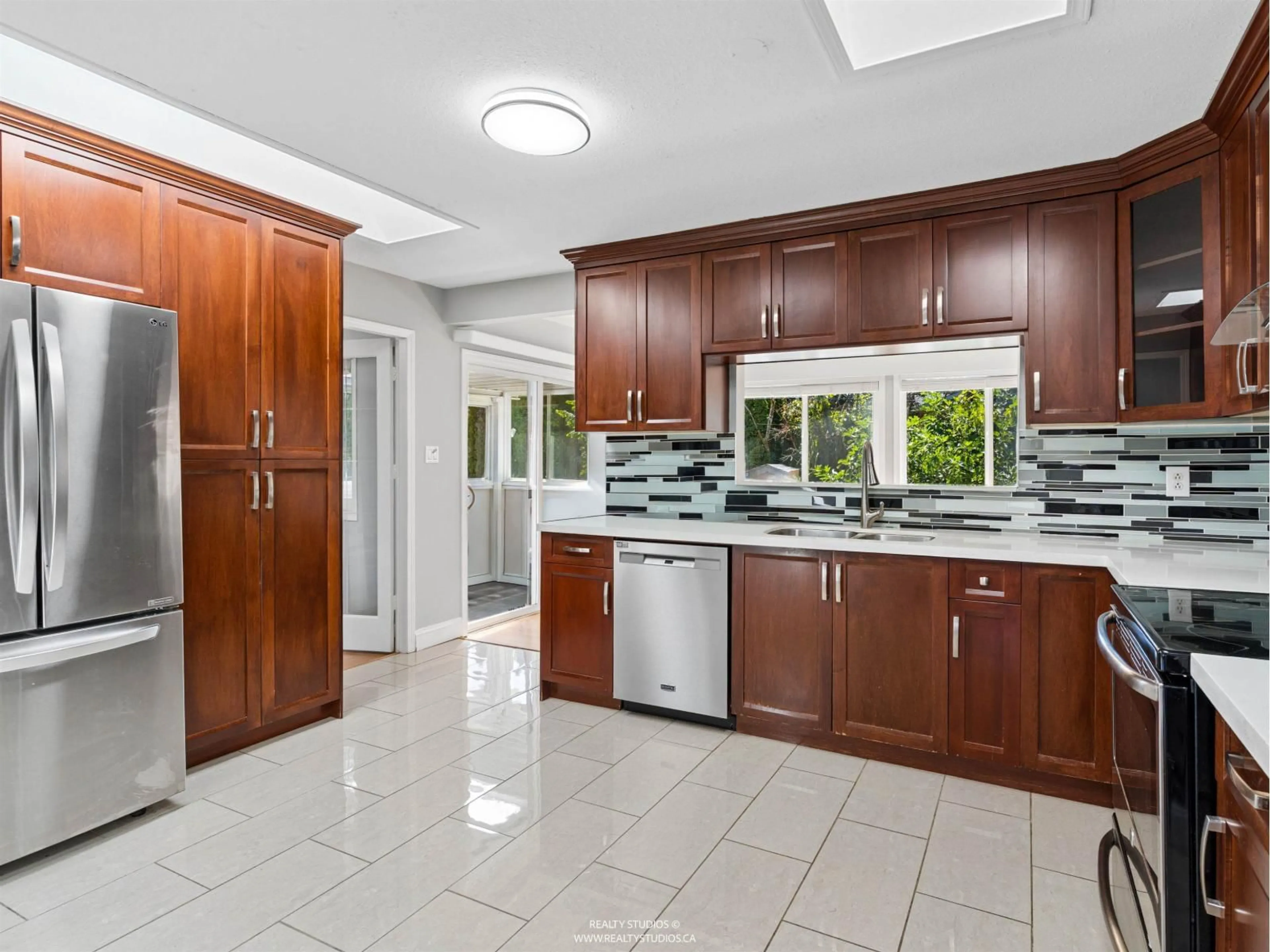 Standard kitchen, ceramic/tile floor for 11384 86A AVENUE, Delta British Columbia V4C2Y8