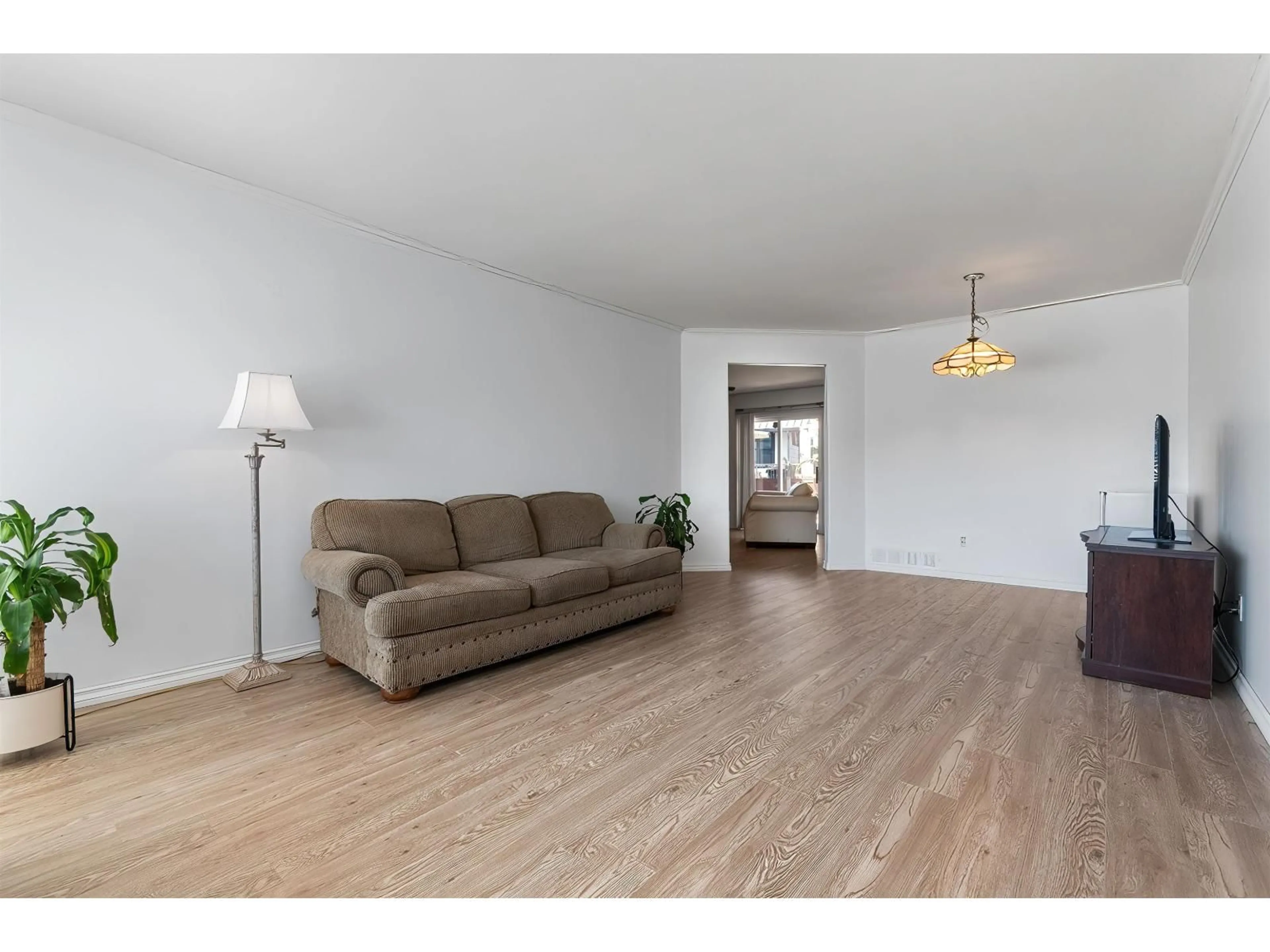 Living room with furniture, wood/laminate floor for 45358 PAIGE PLACE, Chilliwack British Columbia V2R3V3