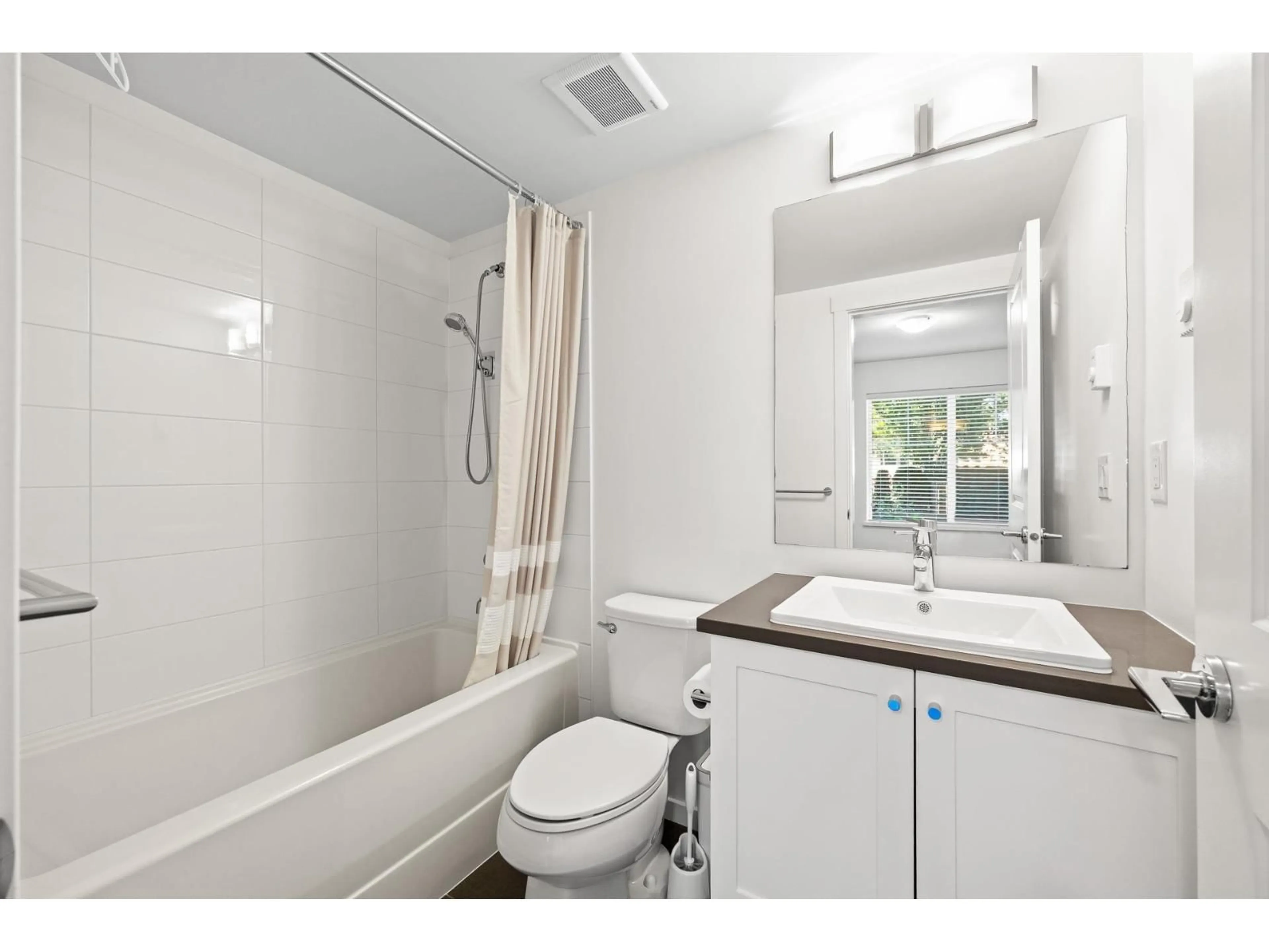 Standard bathroom, unknown for 30 - 127 172 STREET, Surrey British Columbia V3Z0W9