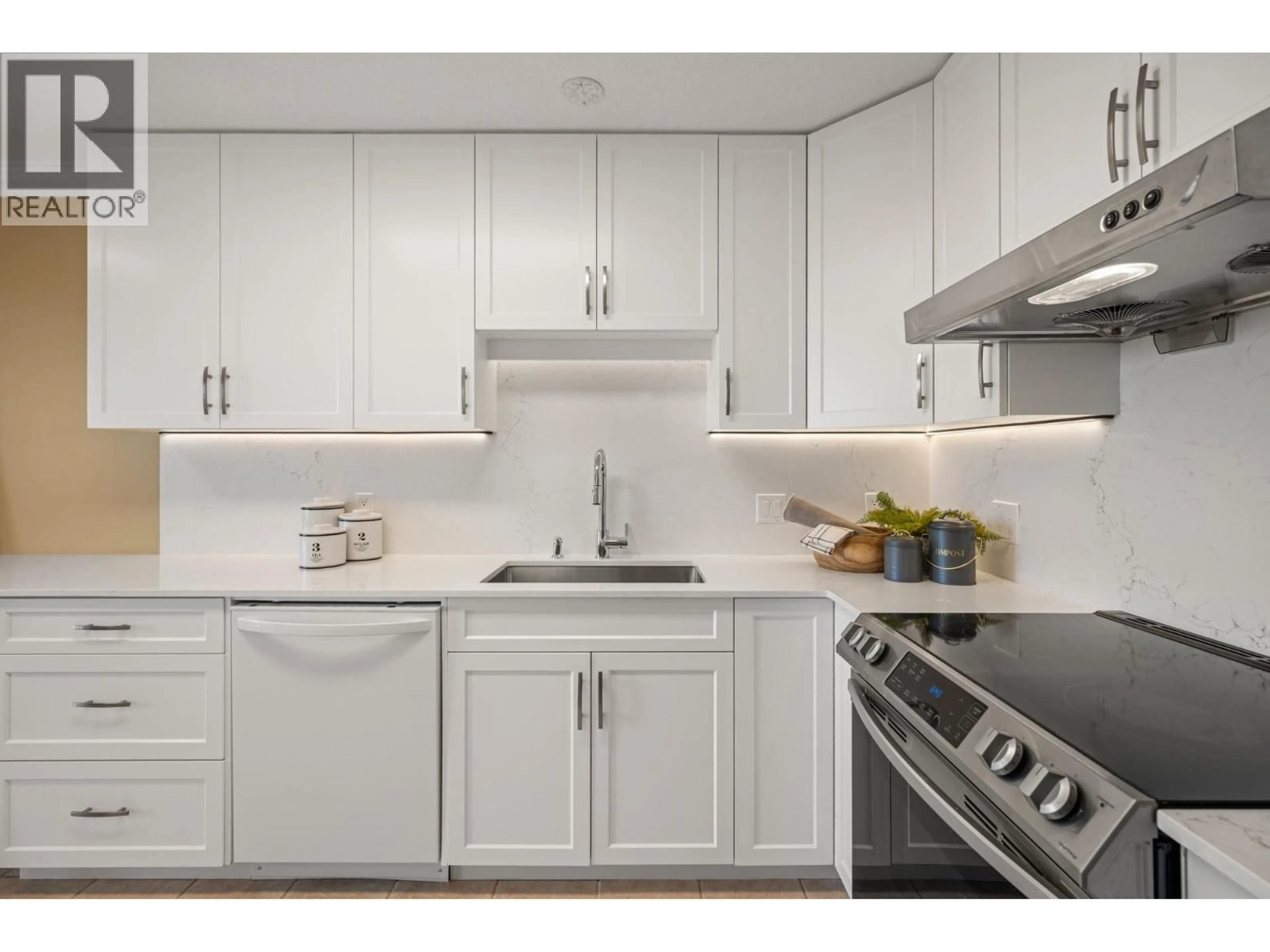 Standard kitchen, unknown for 1704 - 612 SIXTH STREET, New Westminster British Columbia V3L5V2