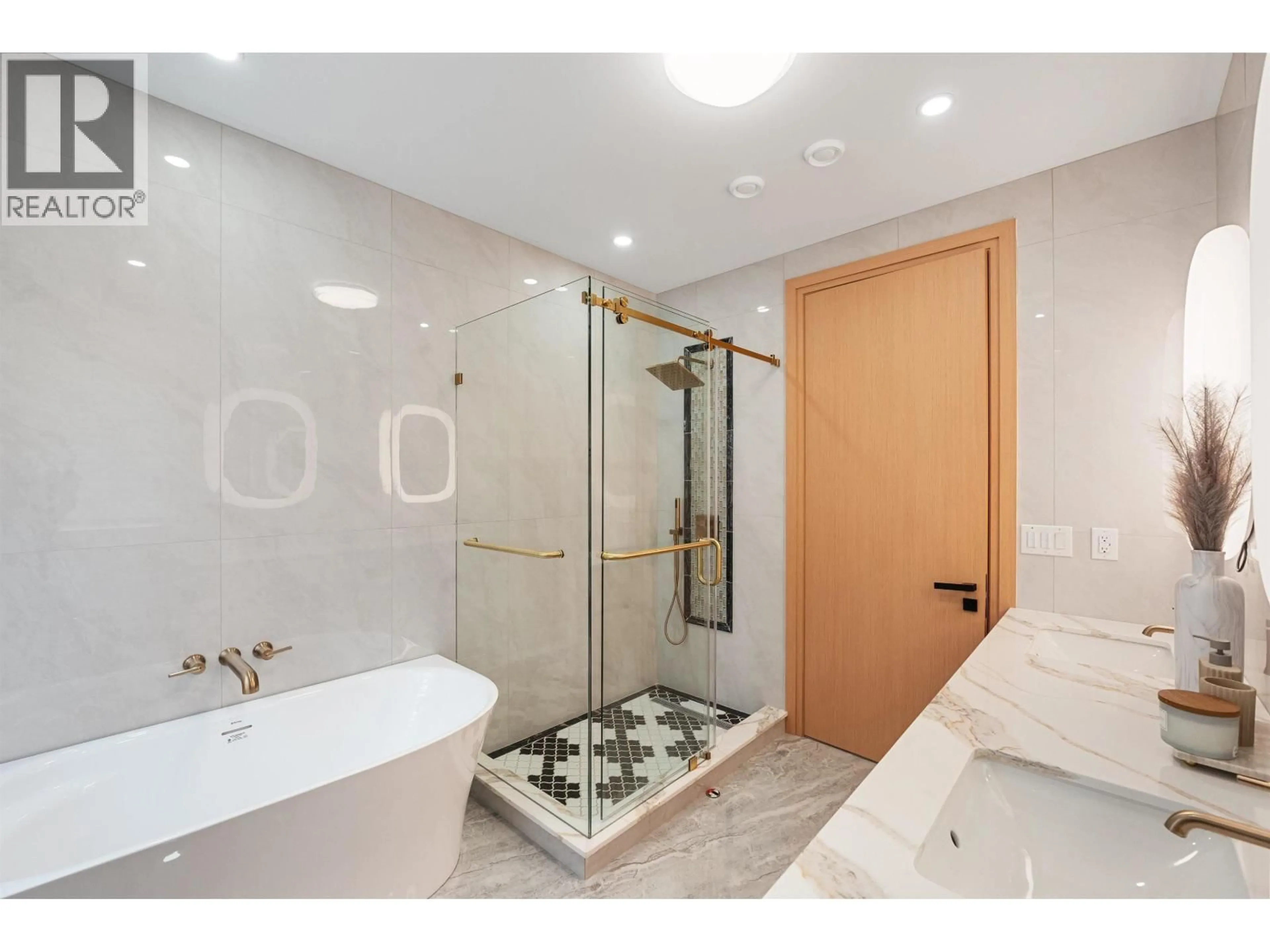 Contemporary bathroom, ceramic/tile floor for 1 - 4503 15TH AVENUE, Vancouver British Columbia V6R3B3