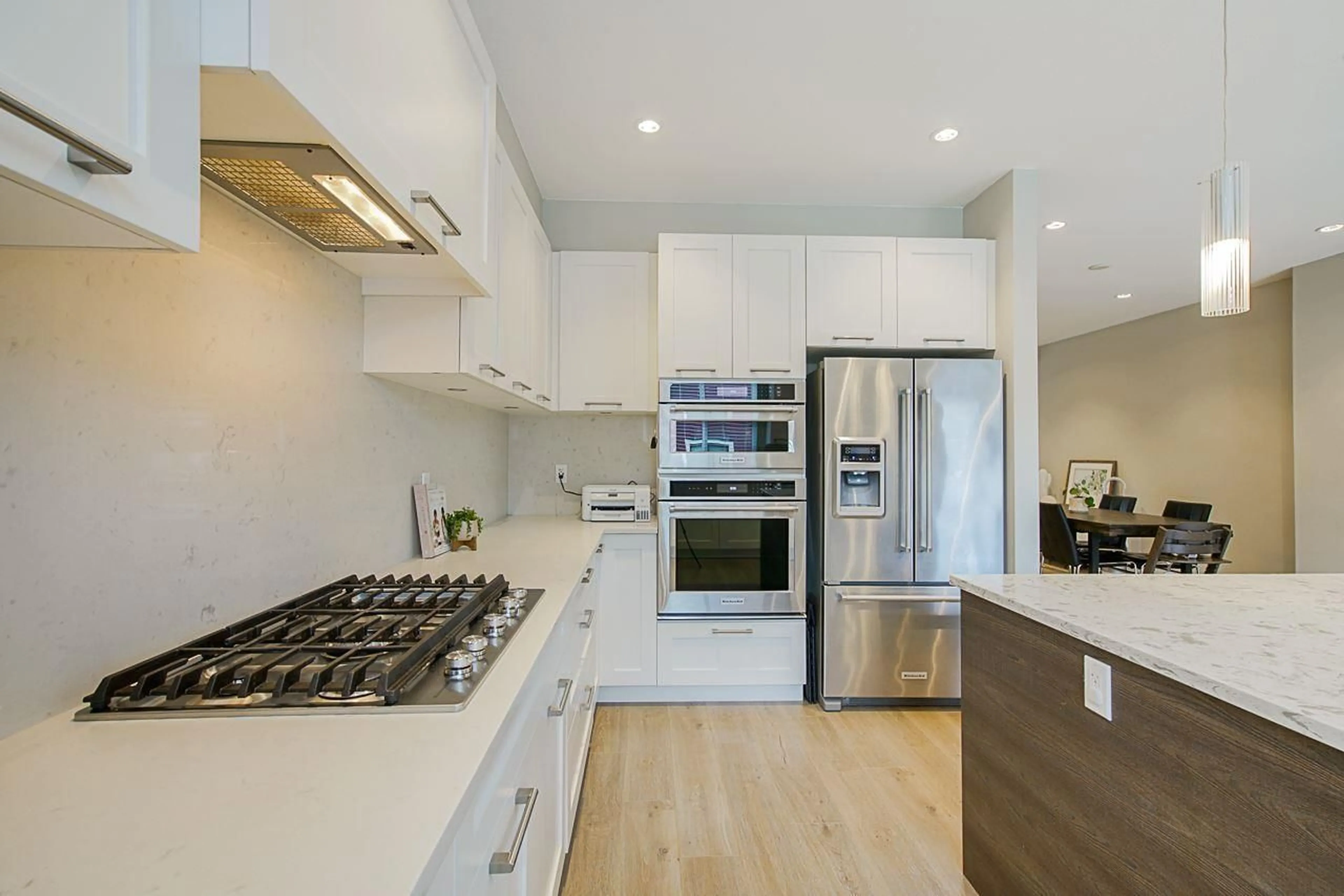 Contemporary kitchen, wood/laminate floor for 63 - 15677 28 AVENUE, Surrey British Columbia V3Z0E5