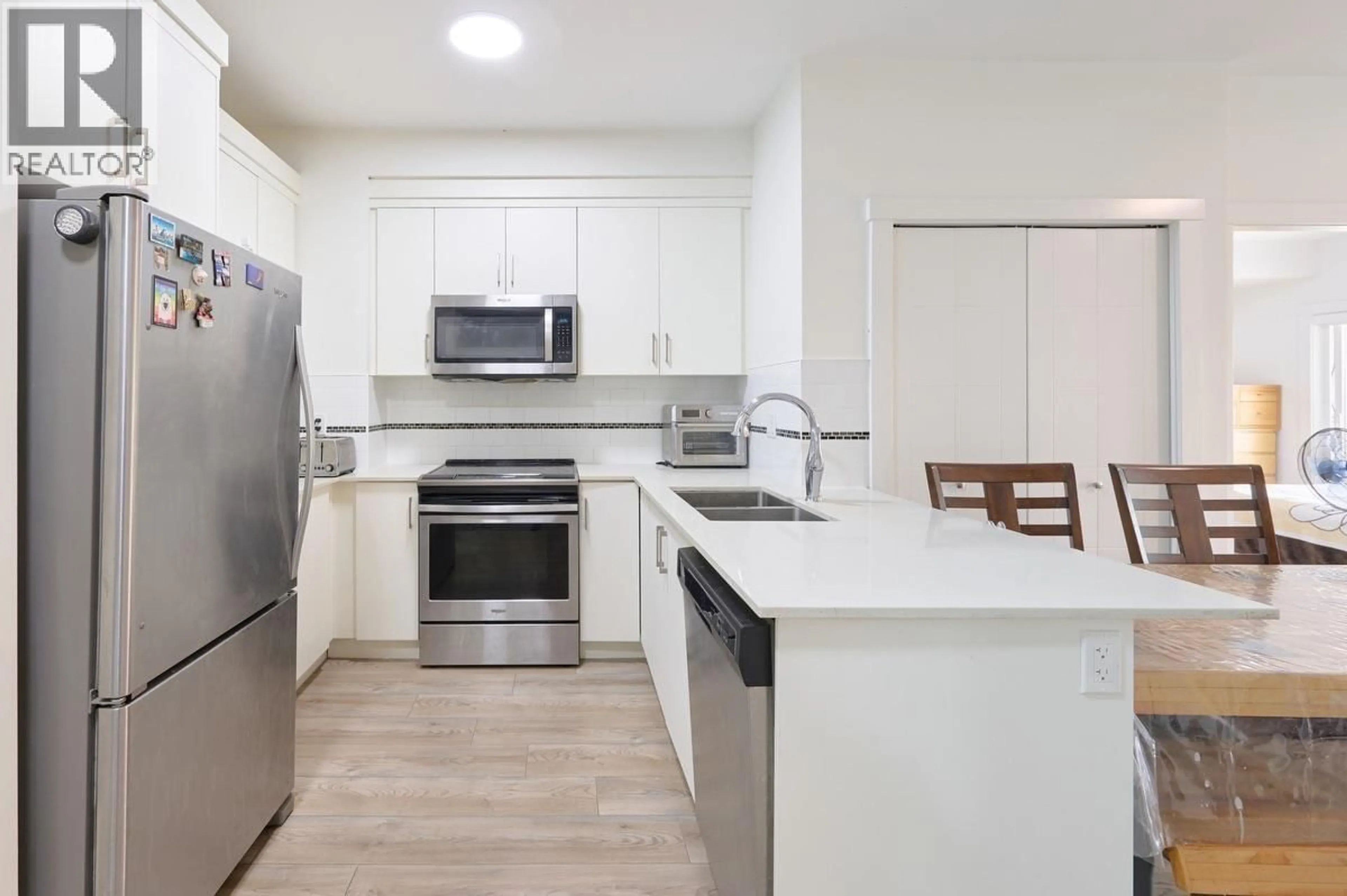 Standard kitchen, unknown for 305 - 22577 ROYAL CRESCENT, Maple Ridge British Columbia V2X2M2