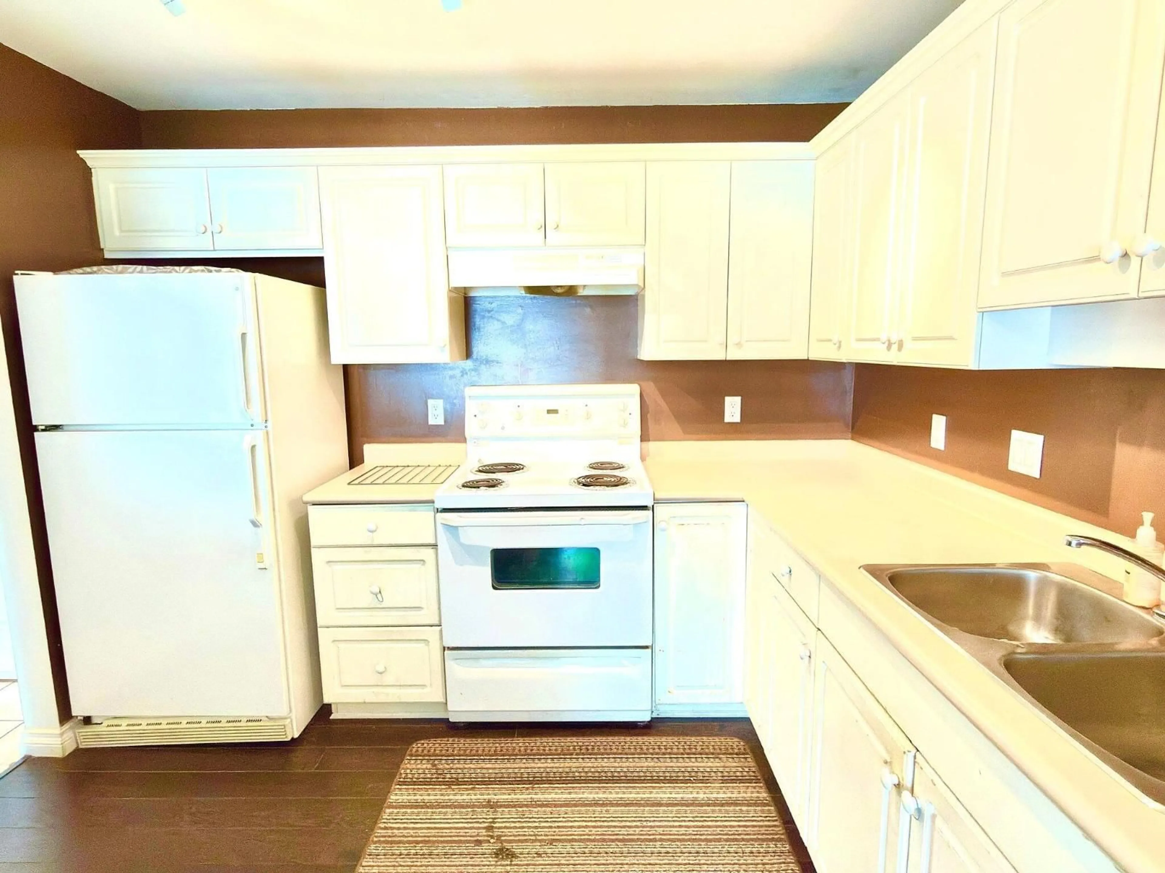 Standard kitchen, wood/laminate floor for 211 - 32085 GEORGE FERGUSON WAY, Abbotsford British Columbia V2T2K7