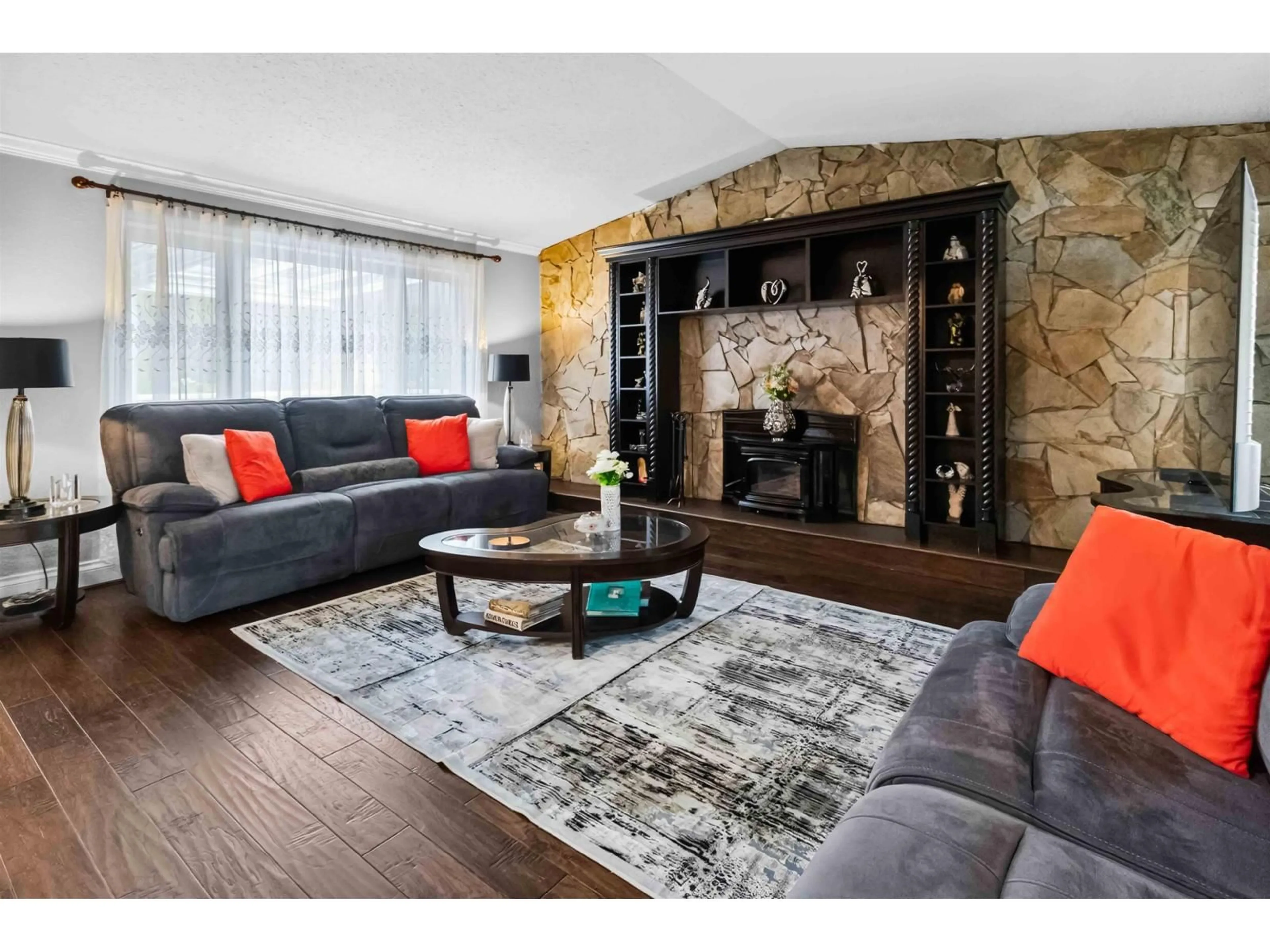 Living room with furniture, wood/laminate floor for 31663 TOWNSHIPLINE AVENUE, Mission British Columbia V4S1G3