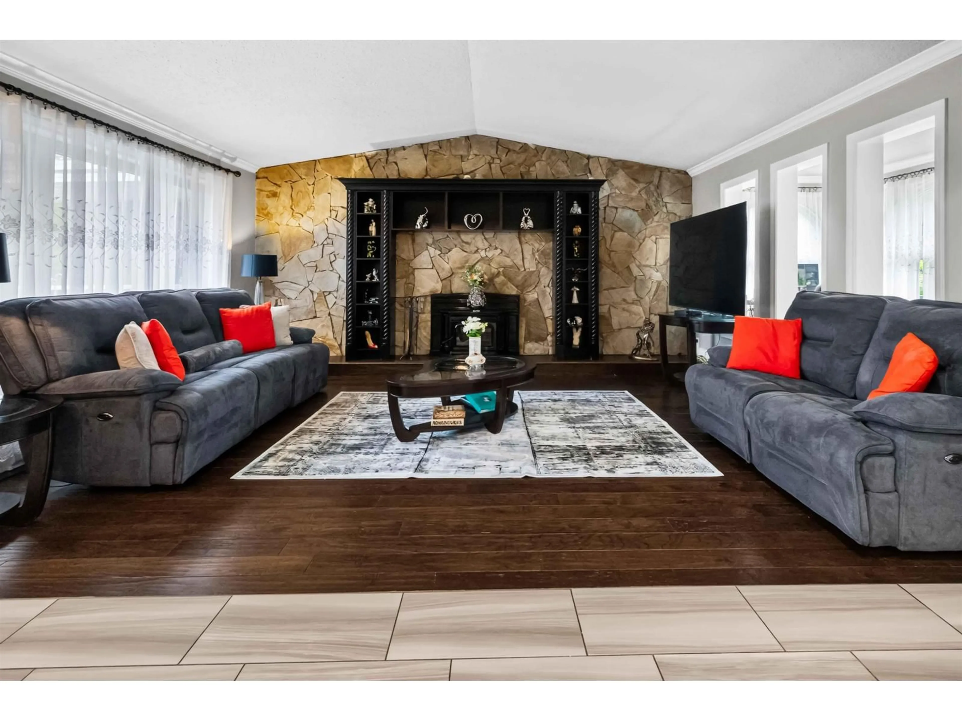 Living room with furniture, unknown for 31663 TOWNSHIPLINE AVENUE, Mission British Columbia V4S1G3
