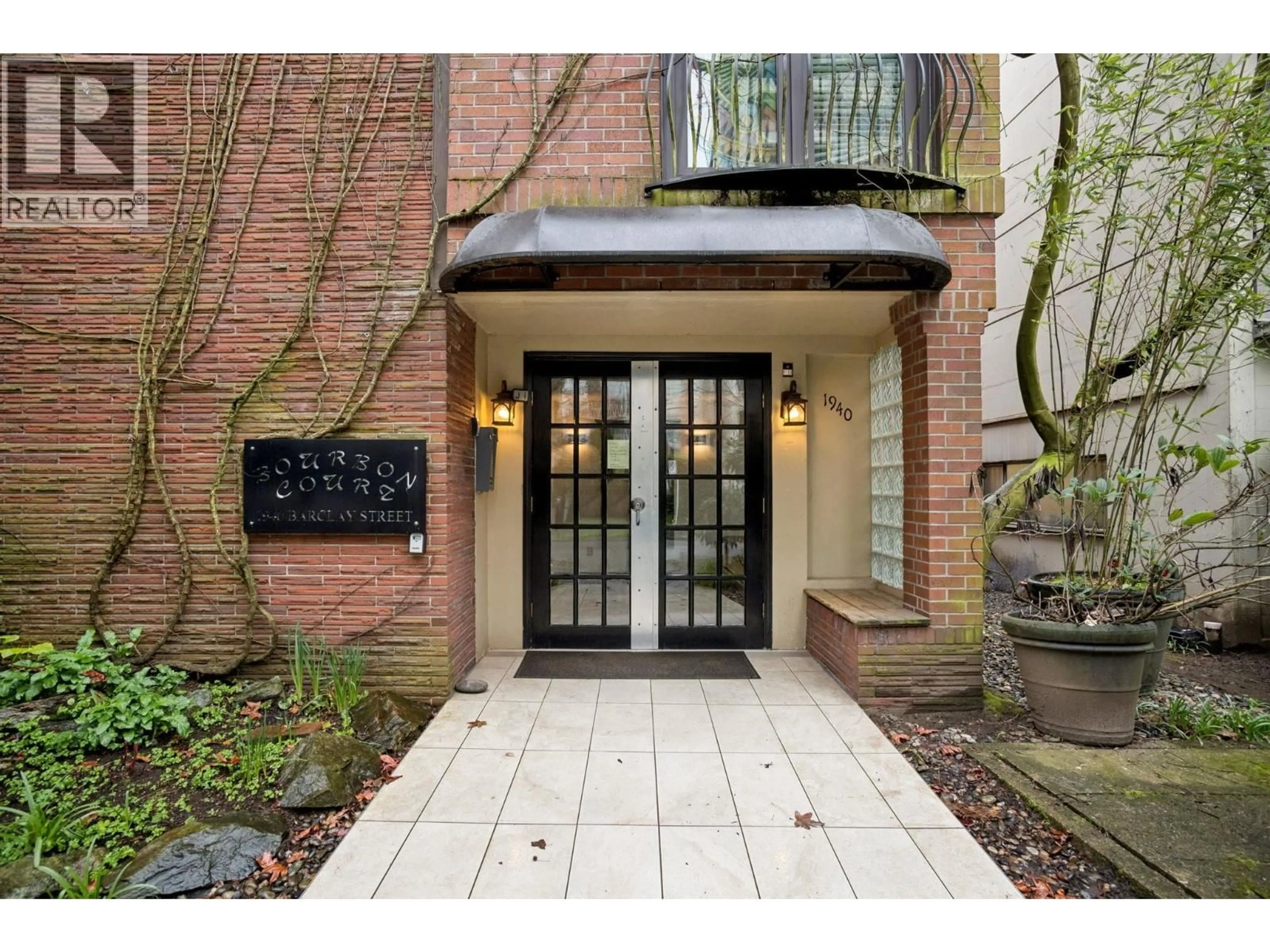Indoor entryway for 213 - 1940 BARCLAY STREET, Vancouver British Columbia V6G1L3