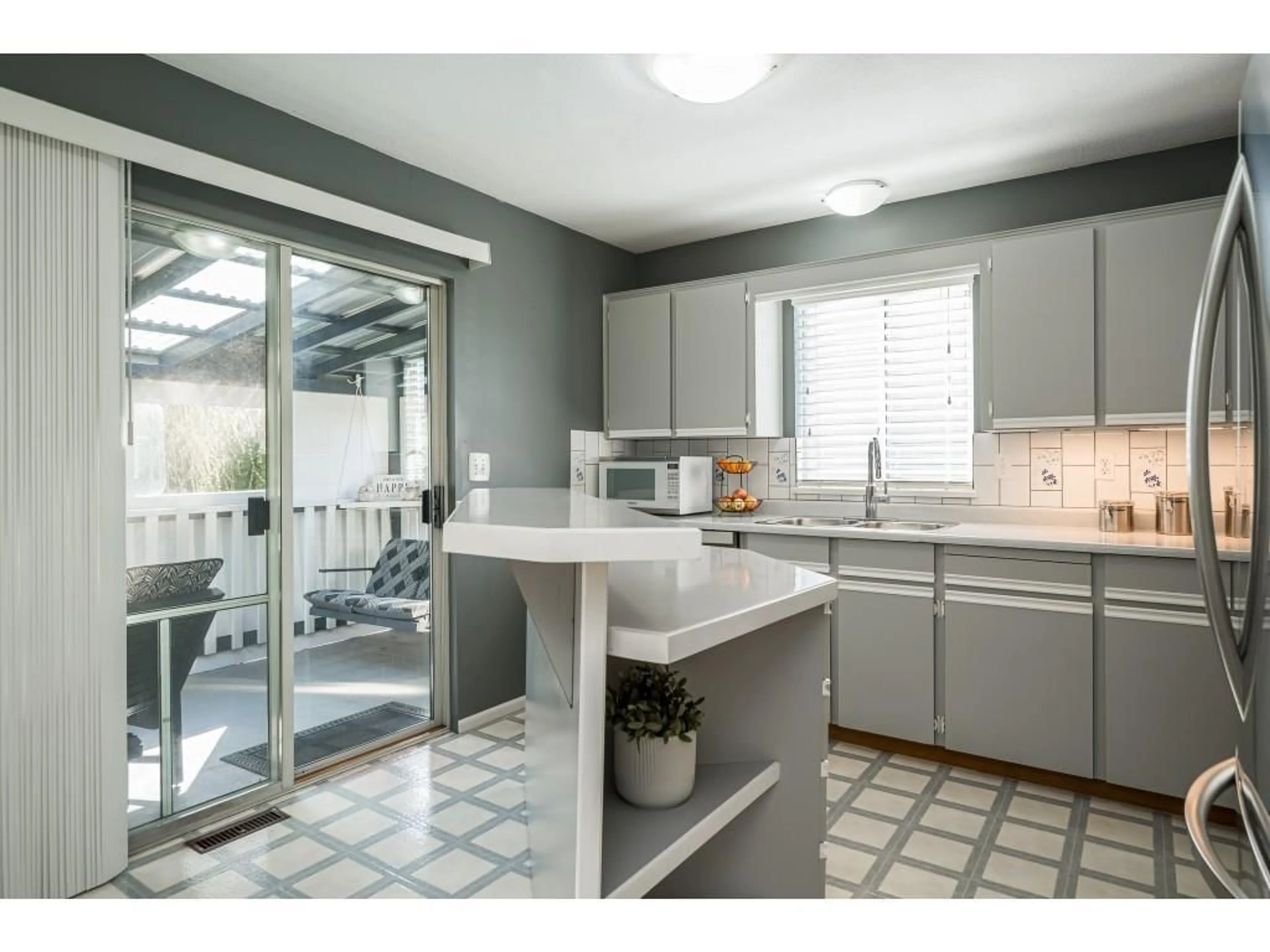 Open concept kitchen, ceramic/tile floor for 13526 64A AVENUE, Surrey British Columbia V3W9H7